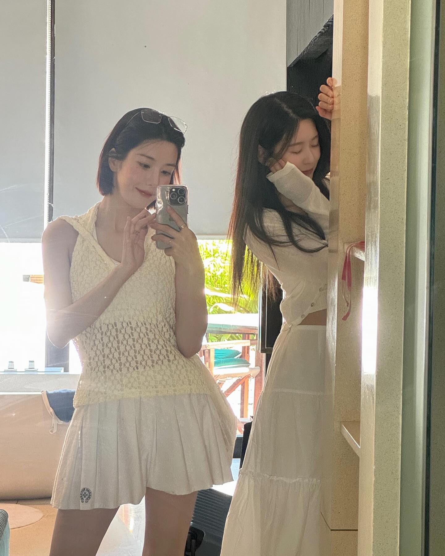 휴양지룩은 청량하게?
청량함에 청순미까지 더해진 조합🍋

권은비와 김민주의 휴양지 룩, 놓칠 수 없는 여행 착장! 지금 바로 확인해보세요. 🌴

1. 앤니즈 홀터 체크 슬리브리스
2. 앤니즈 블룸 짐 색
3. 아뜰리에 나인 헨느 크롭 가디건
4. 아뜰리에 나인 레더 시스루 슬링백 샌들
5. 아뜰리에 드 루멘 트위그 백 이미지