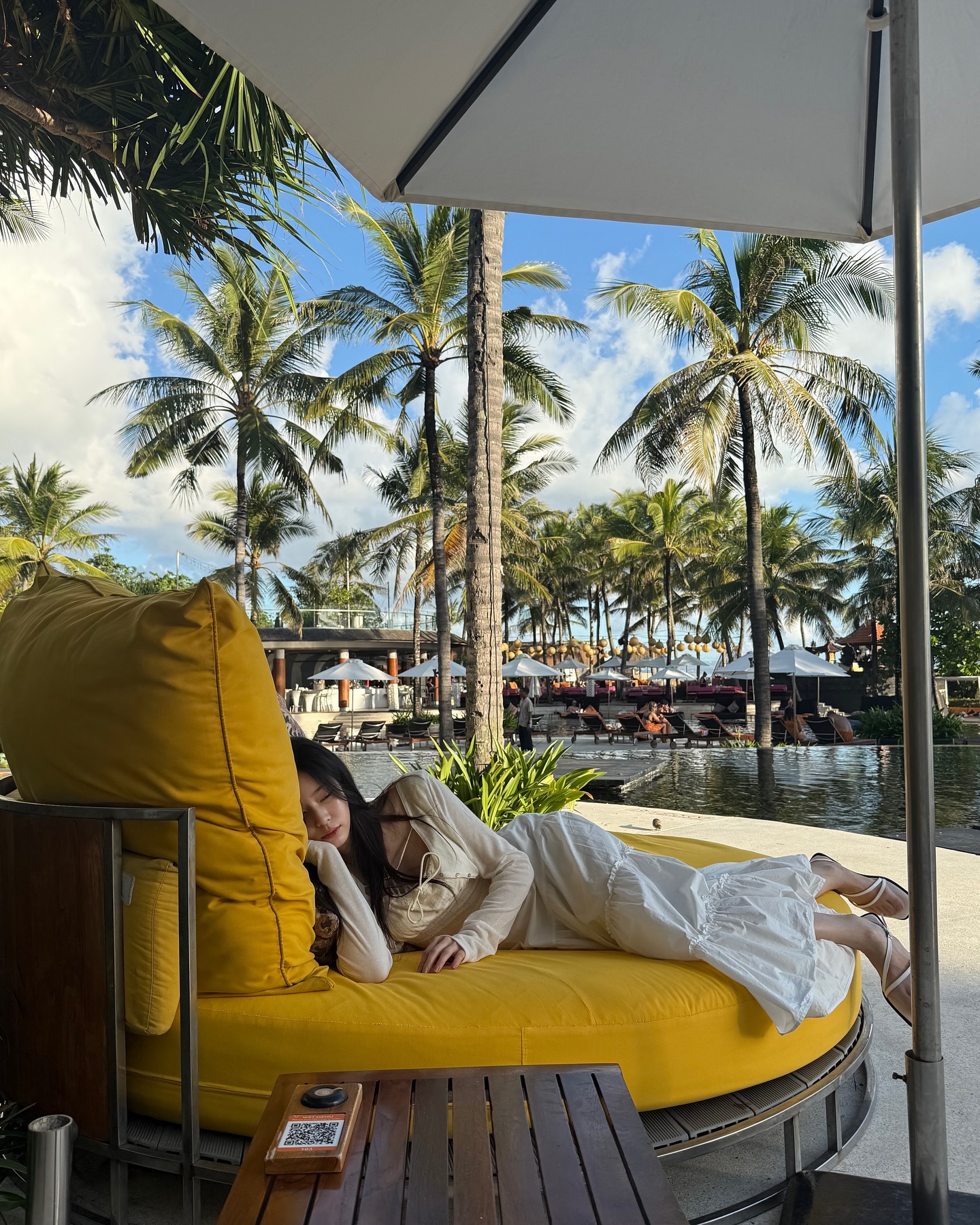 휴양지룩은 청량하게?
청량함에 청순미까지 더해진 조합🍋

권은비와 김민주의 휴양지 룩, 놓칠 수 없는 여행 착장! 지금 바로 확인해보세요. 🌴

1. 앤니즈 홀터 체크 슬리브리스
2. 앤니즈 블룸 짐 색
3. 아뜰리에 나인 헨느 크롭 가디건
4. 아뜰리에 나인 레더 시스루 슬링백 샌들
5. 아뜰리에 드 루멘 트위그 백 이미지