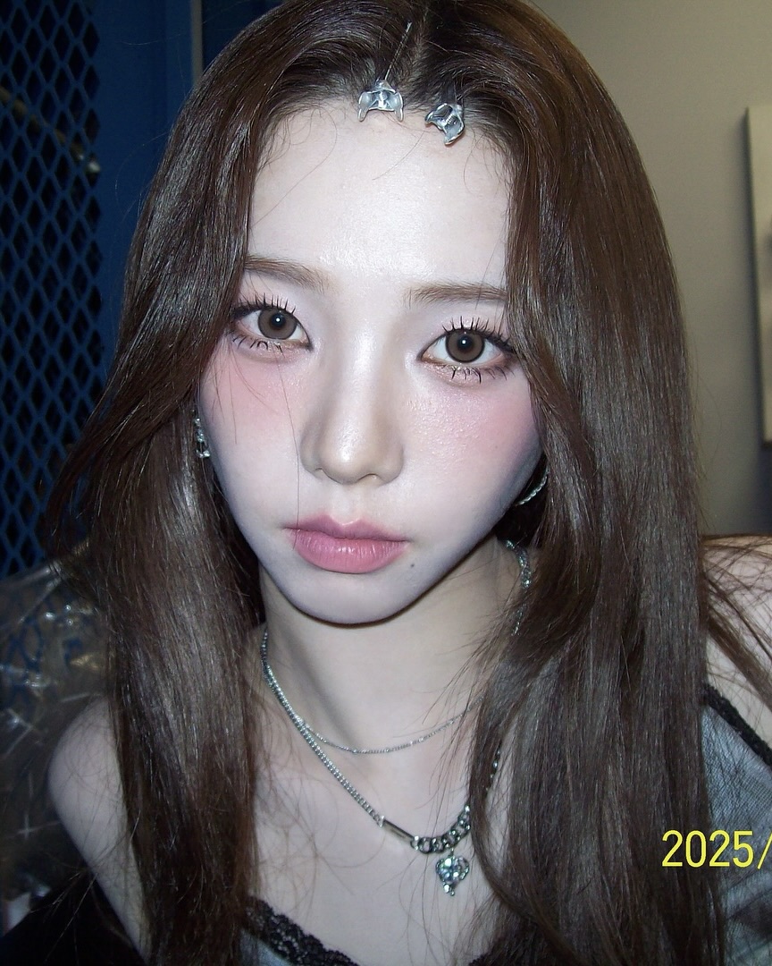 같은 얼굴, 다른 느낌!
렌즈 하나로 부드럽게, 때론 고양이 눈처럼👀

따뜻하고 부드러운 무드를 더해주는 브라운 렌즈부터 또렷한 인상과 고양이 눈매를 연출해주는 그레이 렌즈까지🤍 닝닝과 카리나처럼 다양한 무드를 즐기고 싶다면, 지금 바로 렌즈별 정보를 확인해보세요.

청순 밤비 무드 렌즈
1. 하파크리스틴 포에버영 크리스틴, 워너비 브라운, 12.7
2. 오렌즈 리얼리쉬 원데이, 브라운, 13.5

도도 고양이 무드 렌즈
1. 엔젤 컬러 밤비 시리즈 스완, 블루, 13.7
2. a-eye 드라마틱, 그레이, 13.7 이미지4