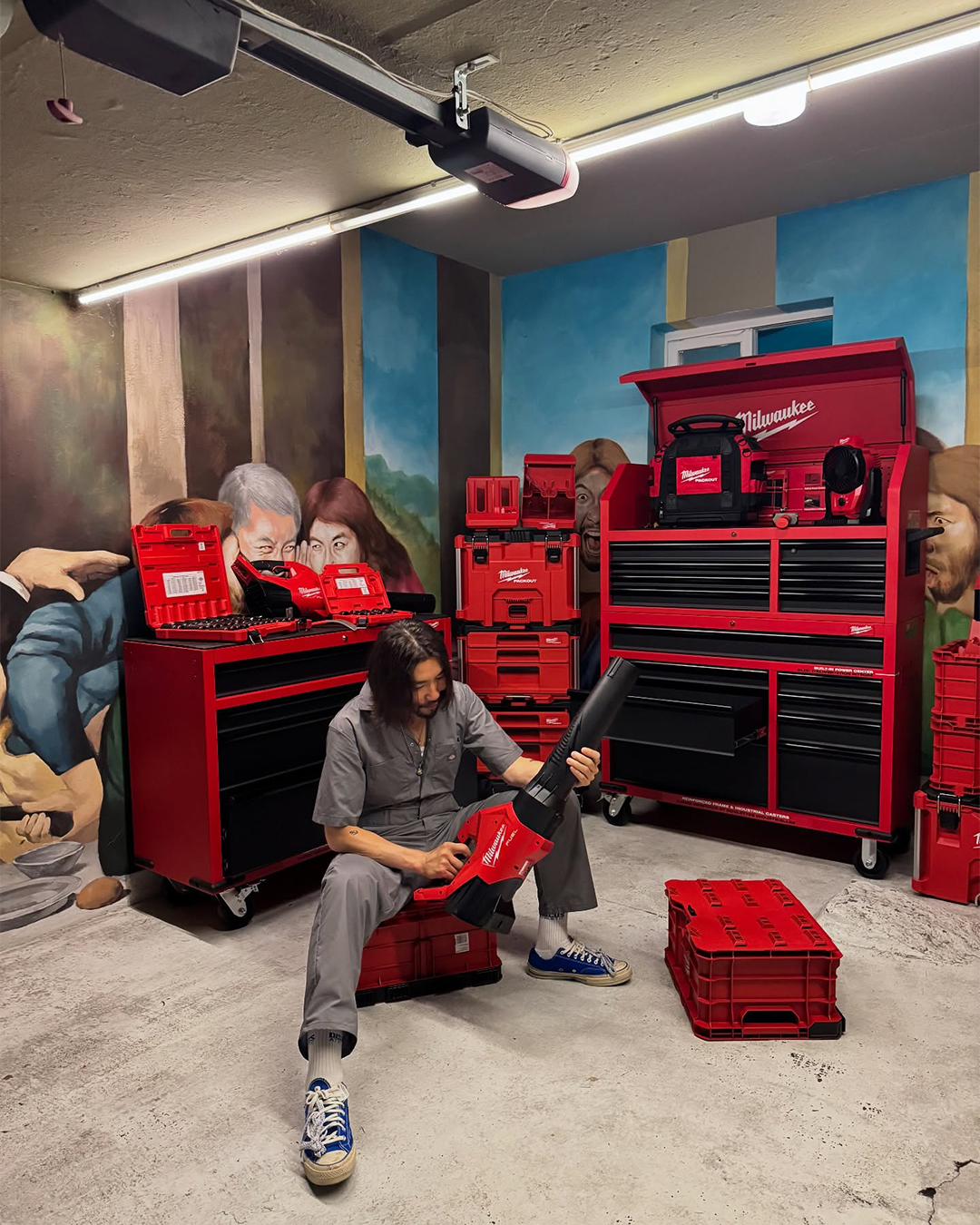 열정! 열정! 열정!⁠🔥
낭만 가득한 홍철 형의 메카닉 코어 아이템 🧰🛠️⁠
⁠
언제나 유쾌한 에너지를 만드는 긍정의 아이콘, 홍철 형이 자신만의 개러지를 배경으로 새로운 스타일을 선보였습니다. 차고의 드릴 소리보다 강력한 메카닉 코어로 돌아온 홍철 형의 개성 넘치는 워크웨어 아이템을 분석했습니다. ⁠
⁠
1. 디키즈 33999 점프수트 커버올⁠
차분한 차콜 그레이 색상의 ‘33999 점프수트 커버올’은 본래 작업복으로 출발했지만, 이제는 런웨이와 스트리트 패션에서 빠지지 않는 핵심 아이템입니다. 그는 별다른 액세서리 없이 점프수트 하나만으로 깔끔하면서도 시크한 무드를 연출했습니다. ⁠
⁠
2. 컨버스 x 아더에러 척 70⁠
여기에 매치한 ‘컨버스 x 아더에러 척 70 로우’는 이번 스타일링의 포인트. 아더에러와의 협업으로 탄생한 이 스니커즈는 빈티지한 디테일과 독특한 블루 컬러로, 자칫 단조로워 보일 수 있는 워크웨어 룩에 강력한 포인트를 더했습니다.⁠
⁠
3. 디키즈 BIB 덕 캔버스 오버롤 팬츠⁠
브라운 컬러의 ‘BIB 덕 캔버스 오버롤 팬츠’를 선택해 자유분방하면서도 강인한 매력을 발산했습니다. 덕 캔버스 소재는 튼튼한 내구성과 특유의 거친 질감으로 워크웨어의 상징으로 여겨지는데요. 오버롤 안에 화이트 탱크톱을 매치하여 편안하면서도 남성적인 느낌을 강조했습니다.⁠
⁠
4. 뉴발란스 509⁠
강렬한 딥 레드 컬러의 ‘뉴발란스 509’는 자칫 밋밋할 수 있는 브라운 톤의 스타일에 생기를 불어넣습니다. 이는 배경에 놓인 붉은색 공구들과 완벽한 컬러 매치를 이룹니다.⁠ 이미지2