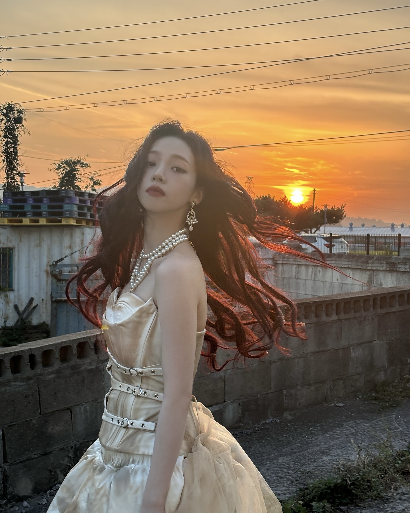 걷다가 멈췄다니까요?🚶🏻‍♀️😳
향수로 나만의 개성과 기억을 남기고 싶다면 시도해보세요.

손민수 하기 좋은 에스파 멤버별 향수 4가지를 소개합니다.

1. 르라보 떼누아 29, 100ml 44만 원
카리나의 최애 향수는 잔향이 좋은 걸로 유명한 제품으로 그린, 홍차, 우디, 달달함이 어우러진 찻잎의 쌉쌀한 향입니다. 호불호 없고 봄, 가을, 겨울에 사용하기 좋은 향수입니다. 

2. 킬리안 플라워 오브 이모탈리티, 100ml 39만 원
윈터의 향수라고 불리는 이 제품은 지속력이 짧지만, 꽃향기와 은은한 파우더리함, 달달한 복숭아 향이 어우러진 프루티 플로럴 계열의 향수입니다. 데이트나 자리에서 은은하게 향기를 뽐내고 싶을 때 추천드립니다.

3. 크리드 실버 마운틴 워터, 50ml 41만 원
닝닝이 애정하는 향수는 호불호 없이 인기가 많은 제품으로  중성적인 향을 가져 남녀 모두 사용하기 좋은 시원하고 상쾌한 향입니다. 꾸안꾸룩에 잘 어울리는 향수로 데일리하게 사용하기 좋은 향수입니다.

4. 프레데릭 말 포트 오브 어 레이디, 100ml 53만 원
지젤이 선택한 이 향수는 스테디한 향으로 지속력이 좋고 매혹적인 장미 우디향입니다. 남녀 모두 사용하기 좋고 가을, 겨울 그리고 밤에 어울리는 향수입니다. 이미지