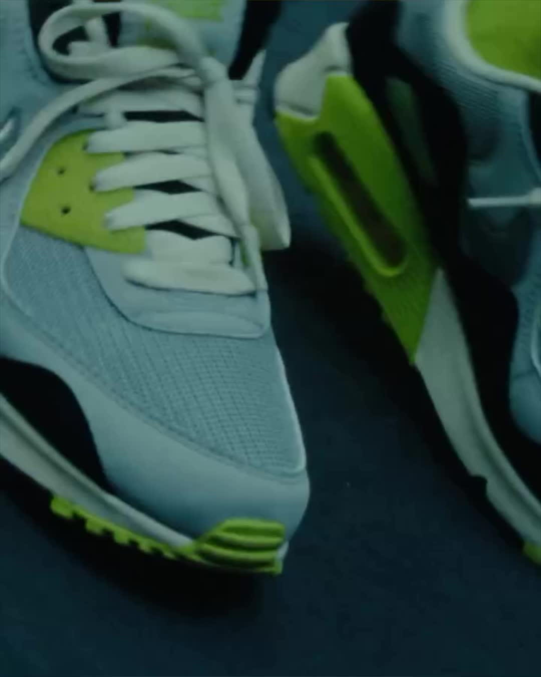 Patta x Nike,⁠
시그니처 '웨이브'로 다시 한번 스트릿 씬을 뒤집다🛹⁠
⁠
오랜 시간 패션계의 뜨거운 관심을 받아온 파타와 나이키의 협업이 올해도 뜨겁습니다.⁠
⁠
팬들의 뜨거운 사랑을 받았던 파타의 시그니처 'Waves' 디자인이 내년에 35주년을 맞이하는 전설적인 실루엣, 에어 맥스 90에 적용되어 출시될 예정입니다. 이는 단순한 신제품 출시를 넘어, 두 브랜드의 깊은 유대와 스트릿 문화에 대한 끊임없는 헌신을 보여주는 상징적인 협업으로 평가받고 있습니다.⁠
⁠
파타는 2004년 암스테르담에서 시작된 이래, 스니커즈 문화와 스트릿 씬의 선두 주자로 자리매김해 왔습니다. DJ 출신인 공동 창립자 에드슨 사바요와 기욤 슈미트는 희귀한 스니커즈를 찾아 전 세계를 누비며 파타만의 독자적인 문화를 구축. 이러한 'DIY' 정신과 서브컬처에 대한 깊은 이해는 파타를 단순한 리테일 숍이 아닌, 진정성 있는 문화 아이콘으로 성장시켰습니다. ⁠
⁠
이번 협업은 스니커즈뿐만 아니라 의류 라인에서도 큰 기대를 모으고 있는데요. 스니커즈의 'Waves' 디자인 모티프가 트랙슈트, 티셔츠 등 의류에도 고스란히 반영되어 컬렉션 전체의 완성도를 높였습니다.⁠ 이미지