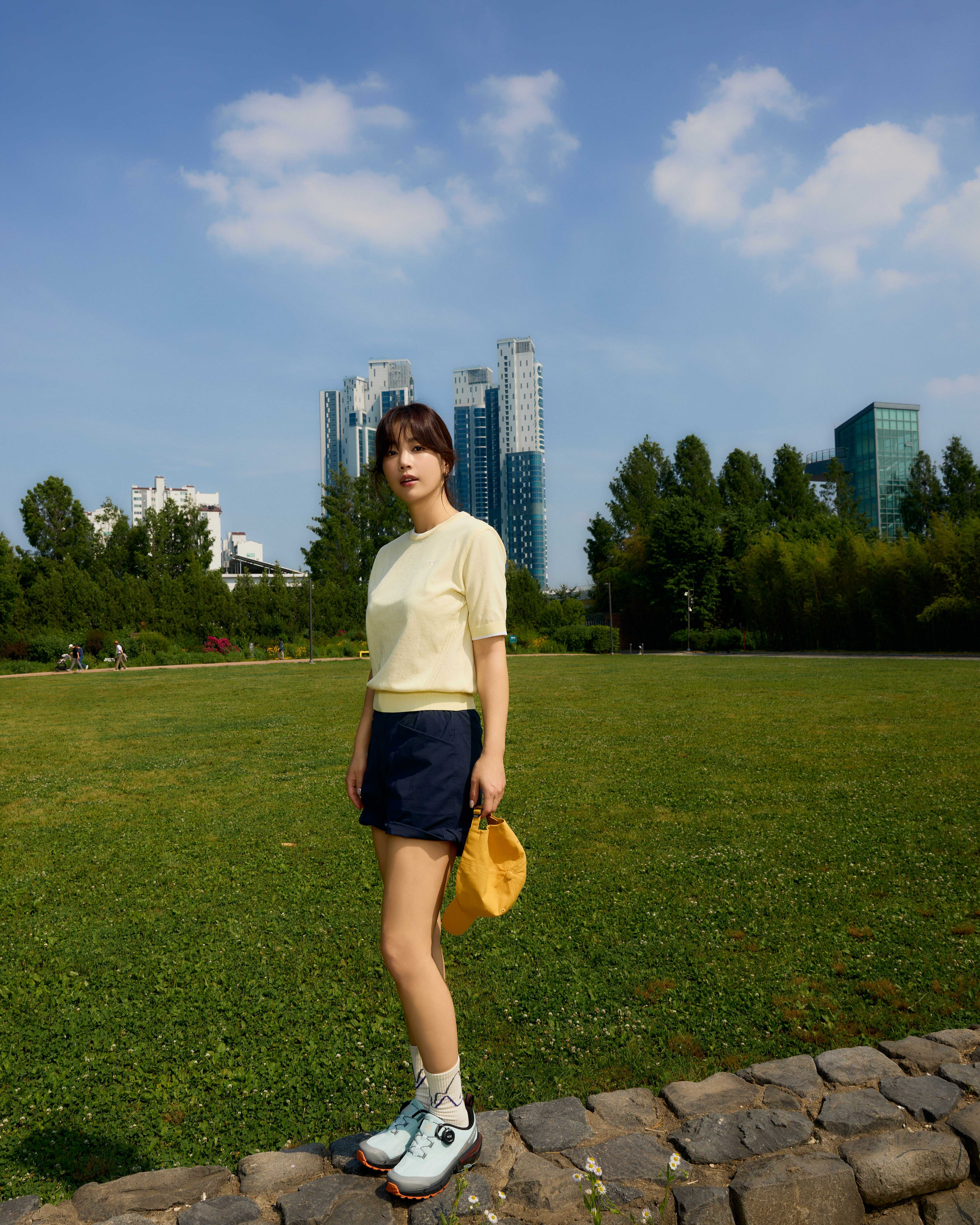 요즘 이 언니가 입은 핫템이라며?😎
기은세도 픽한 차가운 여름 스웨터💛🩵 #광고
 
움직이면 시원함, 근데 예쁨🫢
가만있어도 시원함, 근데 예쁨🫢
여기저기 매칭하기 쉬움, 근데 예쁨🫢
 
나도 몰랐지… 아이더 여름 스웨터에 반하게 될 줄은

• 기은세 착장 정보 
1. 아이스온 반팔 라운드 스웨터 – Banana Cream
2. 아이스온 반팔 폴로 티셔츠 – Cream
3. 릿지코어 카고 숏 팬츠 – Carbon
4. 더블 리액트 – Mint
5. 에센셜 캡 – Cream, Mango
6. 마운틴 그래픽 콜맥스 크루삭스 – Cream 이미지10