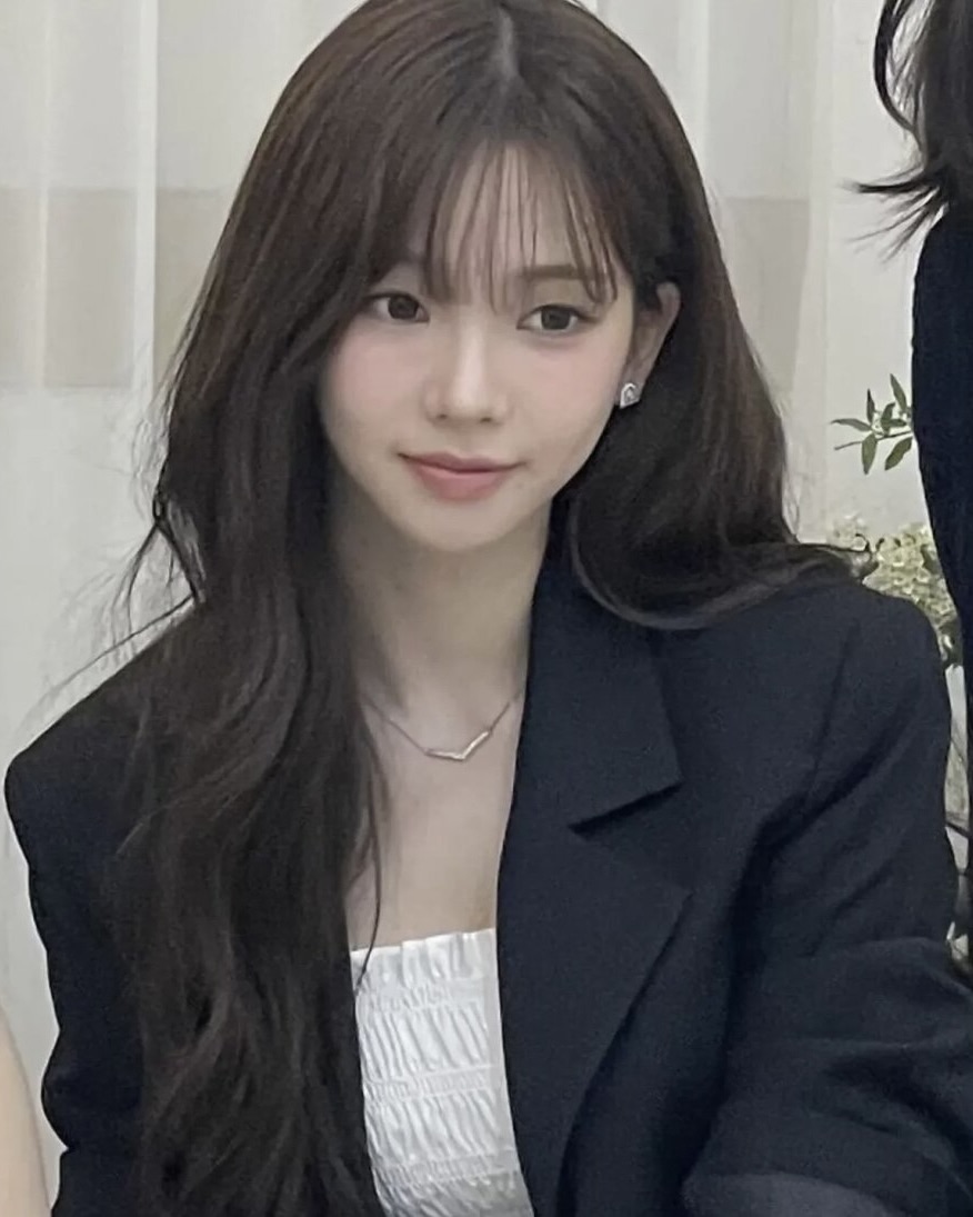 카리나가 픽한 하객룩 포인트템❓  최근 친언니 결혼식에 참석한 카리나는 단정하고 클래식한 하객룩으로 단아한 매력을 보여줬습니다. 특히 블랙 자켓과 매치한 주얼리가 눈길을 끌었는데요.  카리나가 픽한 액세서리, 지금 바로 소개해드릴게요.✨  * 쇼메 - 조세핀 아그레뜨 이어링, 1,860만 원 - 조세핀 아그레뜨 워치, 가격 별도 문의 - 조세핀 아그레뜨 펜던트, 699만 원 이미지