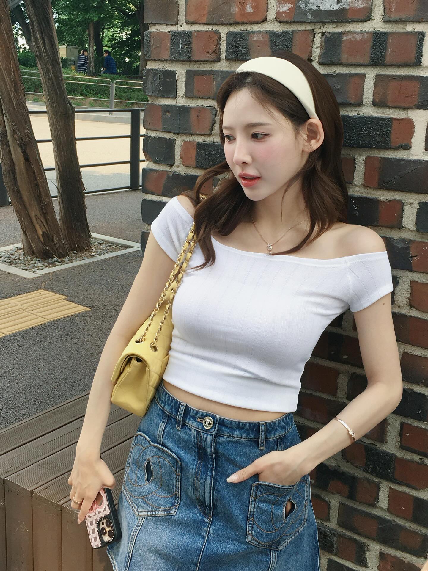 이나연의 고급스러운 머릿결 비결

고급스러움을 완성하는 건 단연 머릿결이죠. 자외선에 두피가 빨개지기 쉬운 요즘, 이나연의 머릿결&두피 관리법을 참고해 보세요.💆🏻‍♀️

* 제품 정보
1. 겔랑, 아베이 로얄 세럼
2. 블룸리, 그로스 원드 두피마사지기
3. 시슬리, 프리 샴푸 퓨리파잉 마스크
4. 시슬리, 리스트럭처링 너리싱 밤
5. 쿤달, 스칼프 마사지 샴푸 브러쉬
6. 포레스티아 디디, 스칼프 케어 쿨링 미스트
7. 아벤느, 오 떼르말
8. 피히츠, 더밀 + 컨디셔너
9. 로레알, 히알루론산 두피 샴푸 이미지