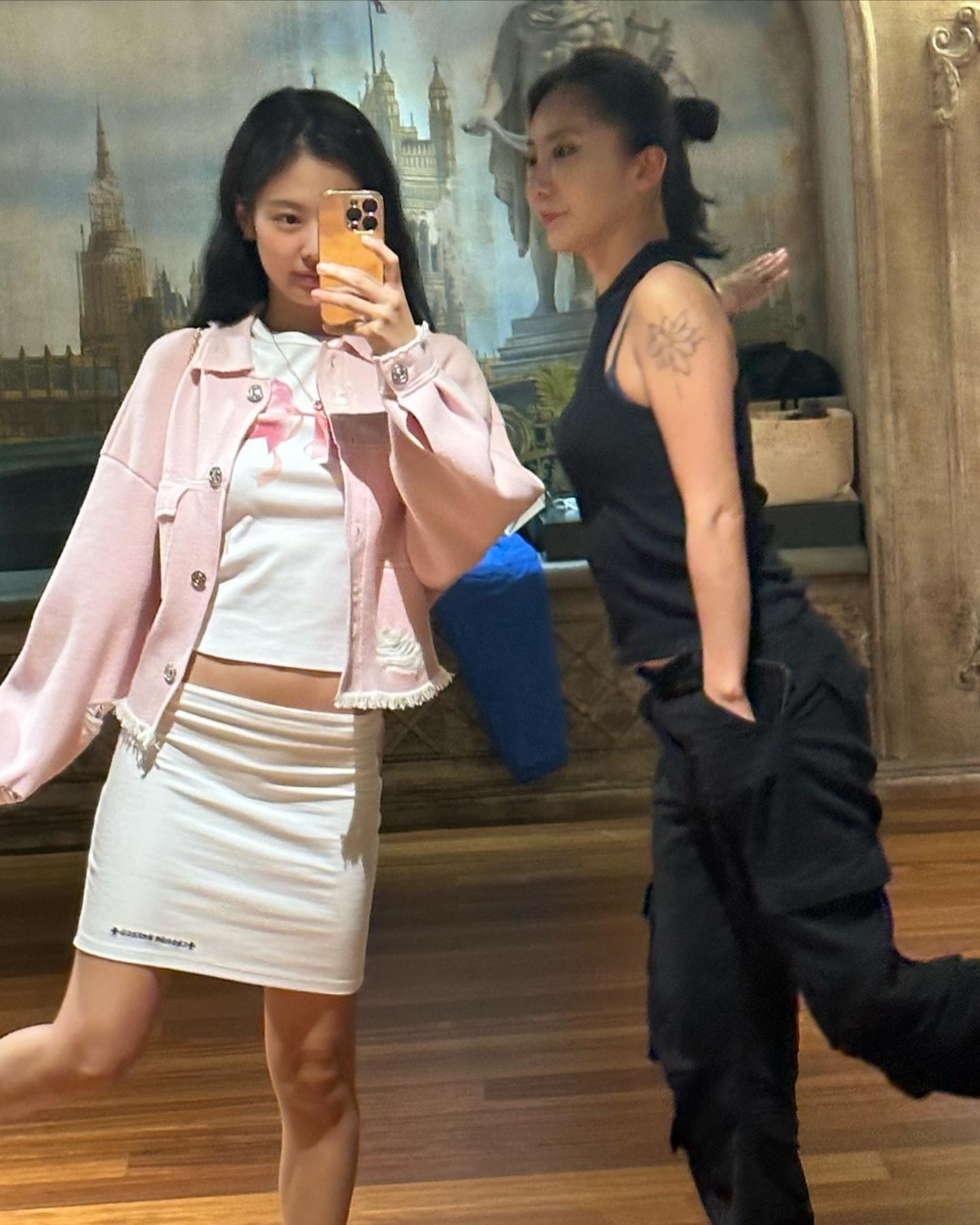 여름엔 미니스커트인거 알죠?☀️
반팔 하나에 미니스커트만 입어도 여름 준비 완료! 이미지3