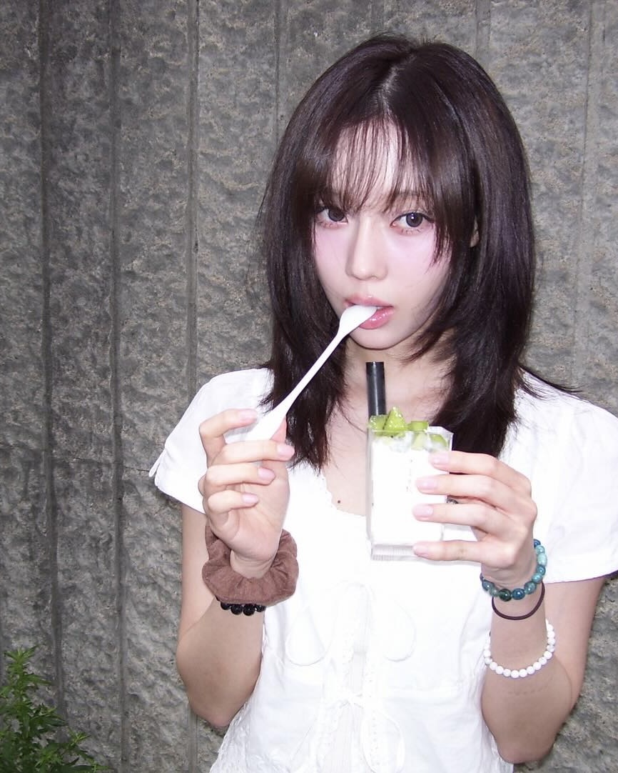 걷다가 멈췄다니까요?🚶🏻‍♀️😳
향수로 나만의 개성과 기억을 남기고 싶다면 시도해보세요.

손민수 하기 좋은 에스파 멤버별 향수 4가지를 소개합니다.

1. 르라보 떼누아 29, 100ml 44만 원
카리나의 최애 향수는 잔향이 좋은 걸로 유명한 제품으로 그린, 홍차, 우디, 달달함이 어우러진 찻잎의 쌉쌀한 향입니다. 호불호 없고 봄, 가을, 겨울에 사용하기 좋은 향수입니다. 

2. 킬리안 플라워 오브 이모탈리티, 100ml 39만 원
윈터의 향수라고 불리는 이 제품은 지속력이 짧지만, 꽃향기와 은은한 파우더리함, 달달한 복숭아 향이 어우러진 프루티 플로럴 계열의 향수입니다. 데이트나 자리에서 은은하게 향기를 뽐내고 싶을 때 추천드립니다.

3. 크리드 실버 마운틴 워터, 50ml 41만 원
닝닝이 애정하는 향수는 호불호 없이 인기가 많은 제품으로  중성적인 향을 가져 남녀 모두 사용하기 좋은 시원하고 상쾌한 향입니다. 꾸안꾸룩에 잘 어울리는 향수로 데일리하게 사용하기 좋은 향수입니다.

4. 프레데릭 말 포트 오브 어 레이디, 100ml 53만 원
지젤이 선택한 이 향수는 스테디한 향으로 지속력이 좋고 매혹적인 장미 우디향입니다. 남녀 모두 사용하기 좋고 가을, 겨울 그리고 밤에 어울리는 향수입니다. 이미지
