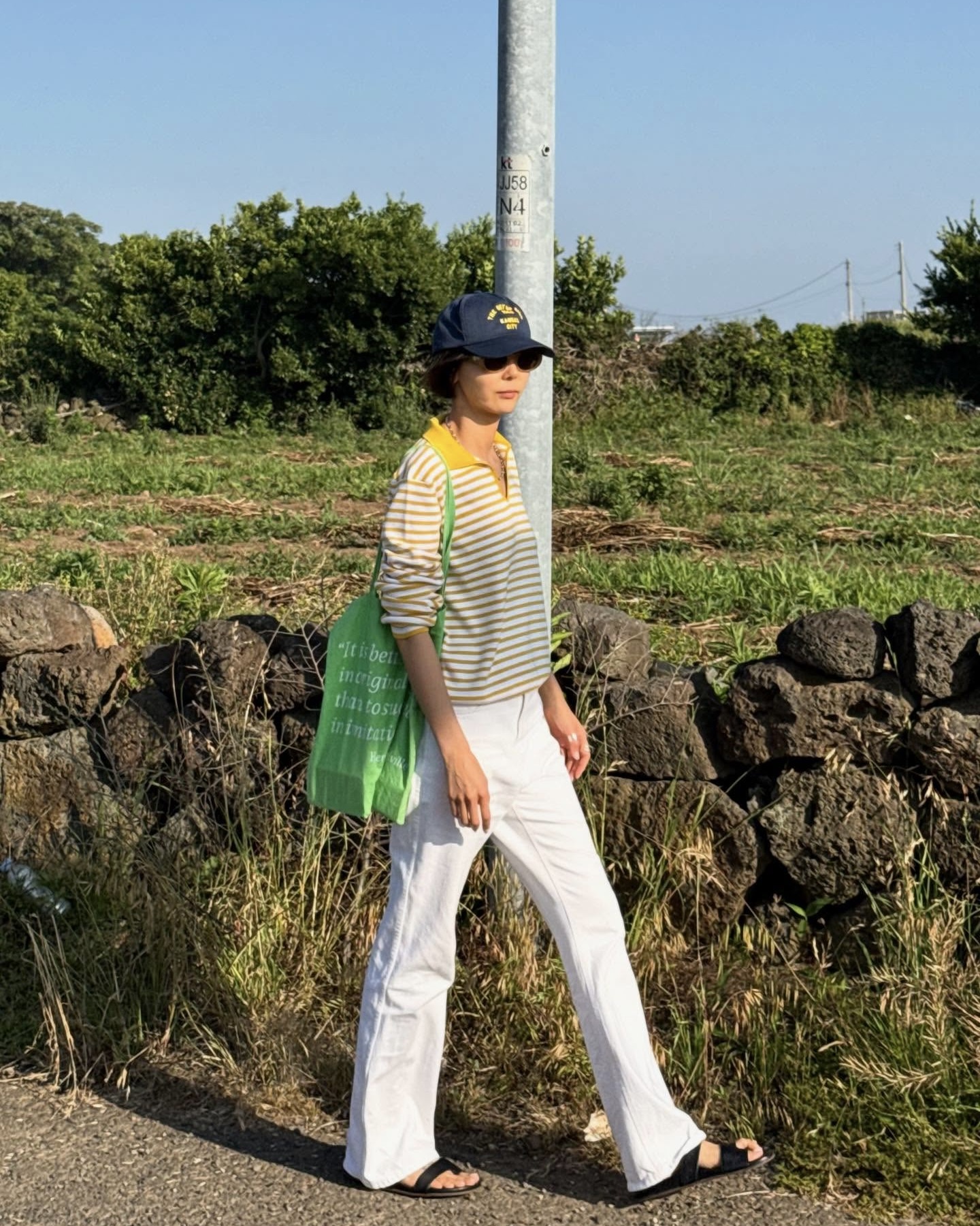 풍경보다 룩에 눈이 먼저 갔어요...👀 제주 여행의 주인공이 된  김나영의 여행룩, 함께 살펴볼까요? 🏝️💛 이미지