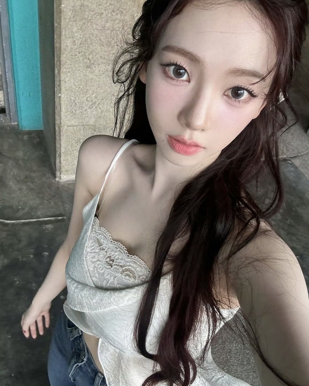 같은 얼굴, 다른 느낌!
렌즈 하나로 부드럽게, 때론 고양이 눈처럼👀

따뜻하고 부드러운 무드를 더해주는 브라운 렌즈부터 또렷한 인상과 고양이 눈매를 연출해주는 그레이 렌즈까지🤍 닝닝과 카리나처럼 다양한 무드를 즐기고 싶다면, 지금 바로 렌즈별 정보를 확인해보세요.

청순 밤비 무드 렌즈
1. 하파크리스틴 포에버영 크리스틴, 워너비 브라운, 12.7
2. 오렌즈 리얼리쉬 원데이, 브라운, 13.5

도도 고양이 무드 렌즈
1. 엔젤 컬러 밤비 시리즈 스완, 블루, 13.7
2. a-eye 드라마틱, 그레이, 13.7 이미지8