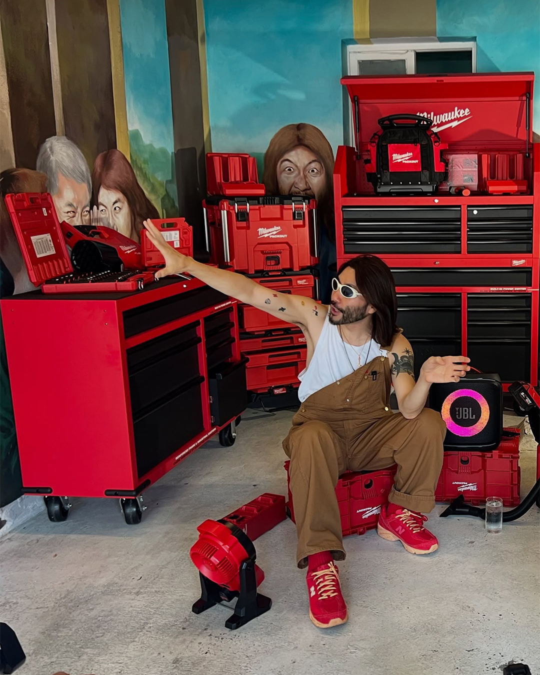 열정! 열정! 열정!⁠🔥
낭만 가득한 홍철 형의 메카닉 코어 아이템 🧰🛠️⁠
⁠
언제나 유쾌한 에너지를 만드는 긍정의 아이콘, 홍철 형이 자신만의 개러지를 배경으로 새로운 스타일을 선보였습니다. 차고의 드릴 소리보다 강력한 메카닉 코어로 돌아온 홍철 형의 개성 넘치는 워크웨어 아이템을 분석했습니다. ⁠
⁠
1. 디키즈 33999 점프수트 커버올⁠
차분한 차콜 그레이 색상의 ‘33999 점프수트 커버올’은 본래 작업복으로 출발했지만, 이제는 런웨이와 스트리트 패션에서 빠지지 않는 핵심 아이템입니다. 그는 별다른 액세서리 없이 점프수트 하나만으로 깔끔하면서도 시크한 무드를 연출했습니다. ⁠
⁠
2. 컨버스 x 아더에러 척 70⁠
여기에 매치한 ‘컨버스 x 아더에러 척 70 로우’는 이번 스타일링의 포인트. 아더에러와의 협업으로 탄생한 이 스니커즈는 빈티지한 디테일과 독특한 블루 컬러로, 자칫 단조로워 보일 수 있는 워크웨어 룩에 강력한 포인트를 더했습니다.⁠
⁠
3. 디키즈 BIB 덕 캔버스 오버롤 팬츠⁠
브라운 컬러의 ‘BIB 덕 캔버스 오버롤 팬츠’를 선택해 자유분방하면서도 강인한 매력을 발산했습니다. 덕 캔버스 소재는 튼튼한 내구성과 특유의 거친 질감으로 워크웨어의 상징으로 여겨지는데요. 오버롤 안에 화이트 탱크톱을 매치하여 편안하면서도 남성적인 느낌을 강조했습니다.⁠
⁠
4. 뉴발란스 509⁠
강렬한 딥 레드 컬러의 ‘뉴발란스 509’는 자칫 밋밋할 수 있는 브라운 톤의 스타일에 생기를 불어넣습니다. 이는 배경에 놓인 붉은색 공구들과 완벽한 컬러 매치를 이룹니다.⁠ 이미지5