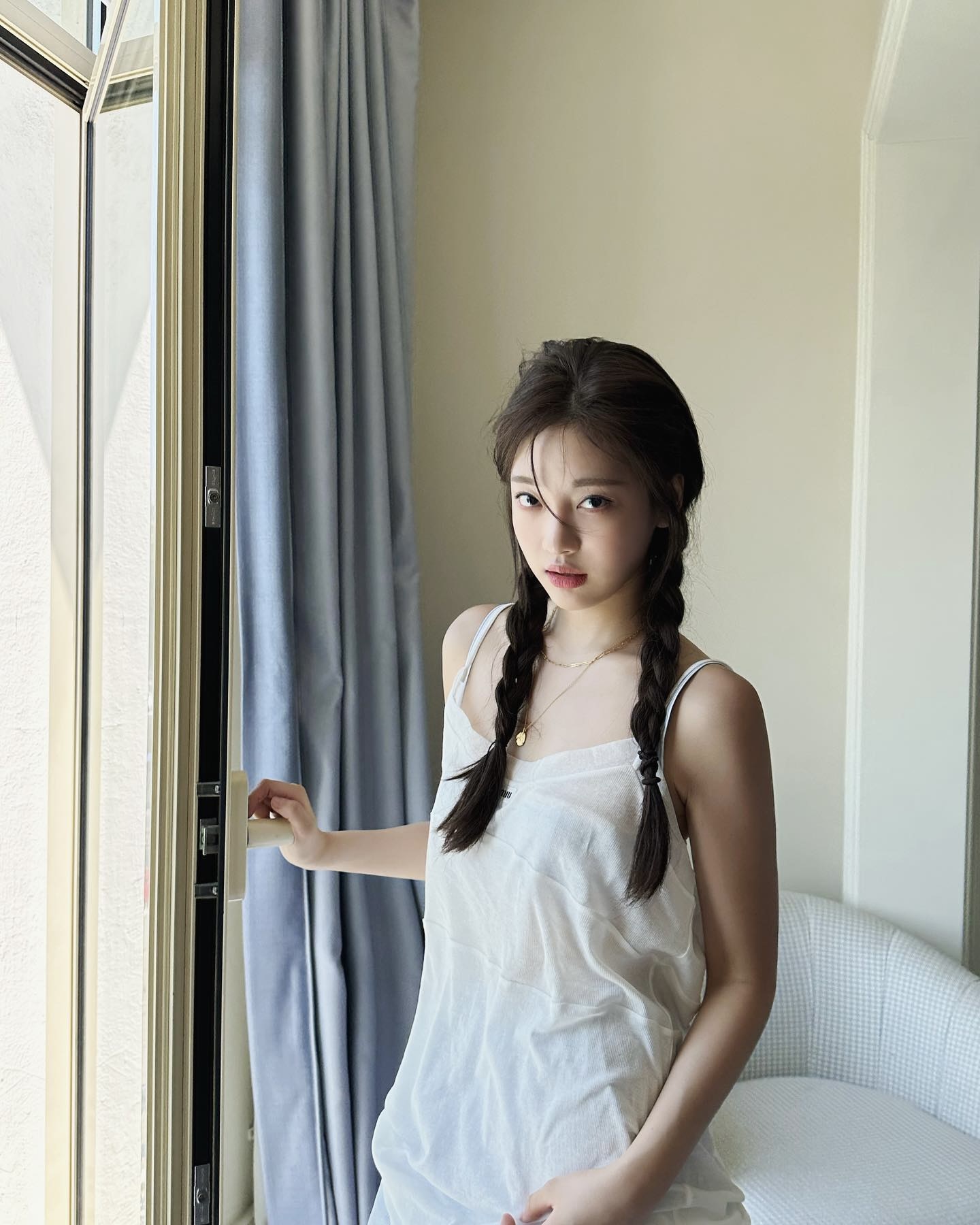 걷다가 멈췄다니까요?🚶🏻‍♀️😳
향수로 나만의 개성과 기억을 남기고 싶다면 시도해보세요.

손민수 하기 좋은 에스파 멤버별 향수 4가지를 소개합니다.

1. 르라보 떼누아 29, 100ml 44만 원
카리나의 최애 향수는 잔향이 좋은 걸로 유명한 제품으로 그린, 홍차, 우디, 달달함이 어우러진 찻잎의 쌉쌀한 향입니다. 호불호 없고 봄, 가을, 겨울에 사용하기 좋은 향수입니다. 

2. 킬리안 플라워 오브 이모탈리티, 100ml 39만 원
윈터의 향수라고 불리는 이 제품은 지속력이 짧지만, 꽃향기와 은은한 파우더리함, 달달한 복숭아 향이 어우러진 프루티 플로럴 계열의 향수입니다. 데이트나 자리에서 은은하게 향기를 뽐내고 싶을 때 추천드립니다.

3. 크리드 실버 마운틴 워터, 50ml 41만 원
닝닝이 애정하는 향수는 호불호 없이 인기가 많은 제품으로  중성적인 향을 가져 남녀 모두 사용하기 좋은 시원하고 상쾌한 향입니다. 꾸안꾸룩에 잘 어울리는 향수로 데일리하게 사용하기 좋은 향수입니다.

4. 프레데릭 말 포트 오브 어 레이디, 100ml 53만 원
지젤이 선택한 이 향수는 스테디한 향으로 지속력이 좋고 매혹적인 장미 우디향입니다. 남녀 모두 사용하기 좋고 가을, 겨울 그리고 밤에 어울리는 향수입니다. 이미지