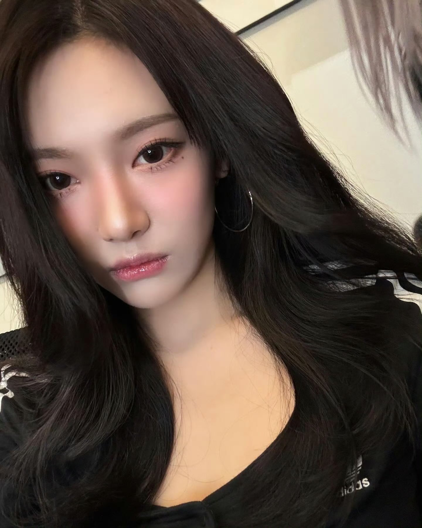같은 얼굴, 다른 느낌!
렌즈 하나로 부드럽게, 때론 고양이 눈처럼👀

따뜻하고 부드러운 무드를 더해주는 브라운 렌즈부터 또렷한 인상과 고양이 눈매를 연출해주는 그레이 렌즈까지🤍 닝닝과 카리나처럼 다양한 무드를 즐기고 싶다면, 지금 바로 렌즈별 정보를 확인해보세요.

청순 밤비 무드 렌즈
1. 하파크리스틴 포에버영 크리스틴, 워너비 브라운, 12.7
2. 오렌즈 리얼리쉬 원데이, 브라운, 13.5

도도 고양이 무드 렌즈
1. 엔젤 컬러 밤비 시리즈 스완, 블루, 13.7
2. a-eye 드라마틱, 그레이, 13.7 이미지