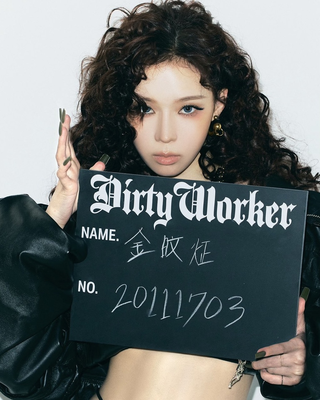 에스파 머그샷 이거 진짜인가요🫨
4인 4색 머그샷인데 왜 이렇게 예뻐🖤 이미지3