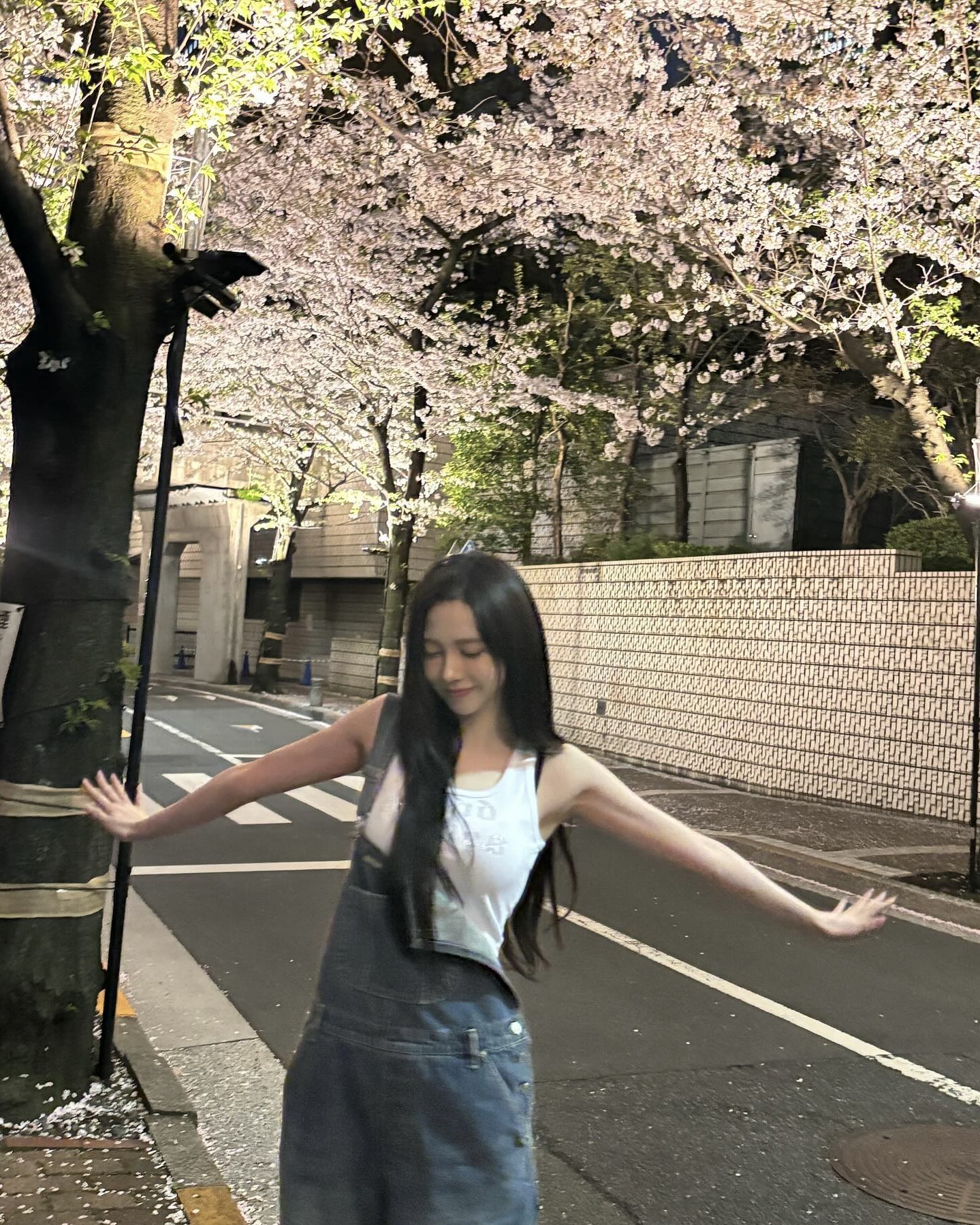 엄마가 어릴 때 입혔던 그 옷...
추억 속 멜빵이 셀럽들의 옷장에서 다시 피어났어요🌼💛 이미지