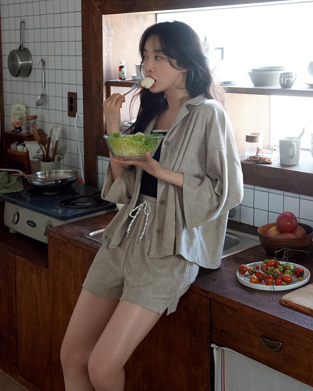 25년 여름 키워드🩷🤍웰니스웨어
프론투라인 25 여름 컬렉션으로 만나는🏃🏻‍♀️🧘🏻‍♀️멀티 아이템 #광고

웰니스 웨어 ‘프론투라인’이 제안하는 휴식부터 수영, 러닝까지 아우르는 바캉스 아이템을 소개합니다.

기능성과 스타일을 겸비한 이번 컬렉션은 시원한 쿨링, 포근한 테리 소재, 그리고 자외선과 염분에 강한 기능성 원단으로 실내에서는 물론 야외에서도 쾌적하게 착용 가능하며, 운동복과 스윔웨어를 넘나는 활용도로 여름을 자유롭게 만들어줍니다. 애슬레저와 리조트 무드가 가능한 프론투라인만의 웰니스 스타일을 만나보세요.

여름 컬렉션 출시를 기념해 ‘썸머 베케이션 세트’ 구매 시 할인, 사은품 이벤트도 6월 말까지 진행됩니다. 이미지1