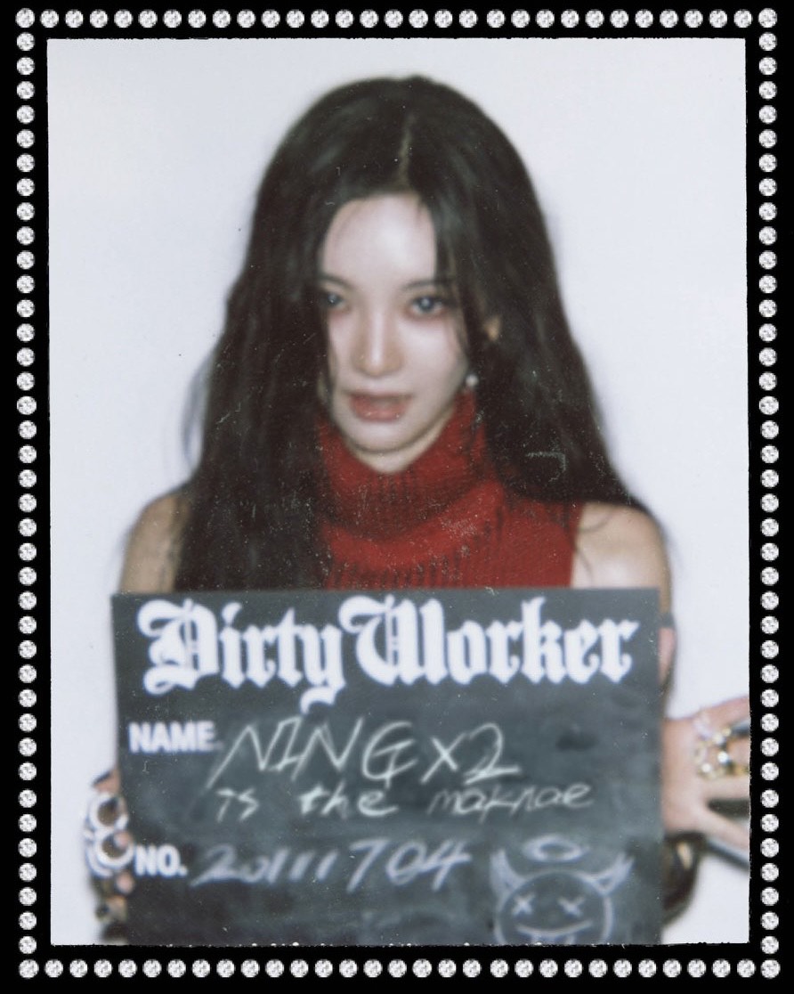 에스파 머그샷 이거 진짜인가요🫨
4인 4색 머그샷인데 왜 이렇게 예뻐🖤 이미지2