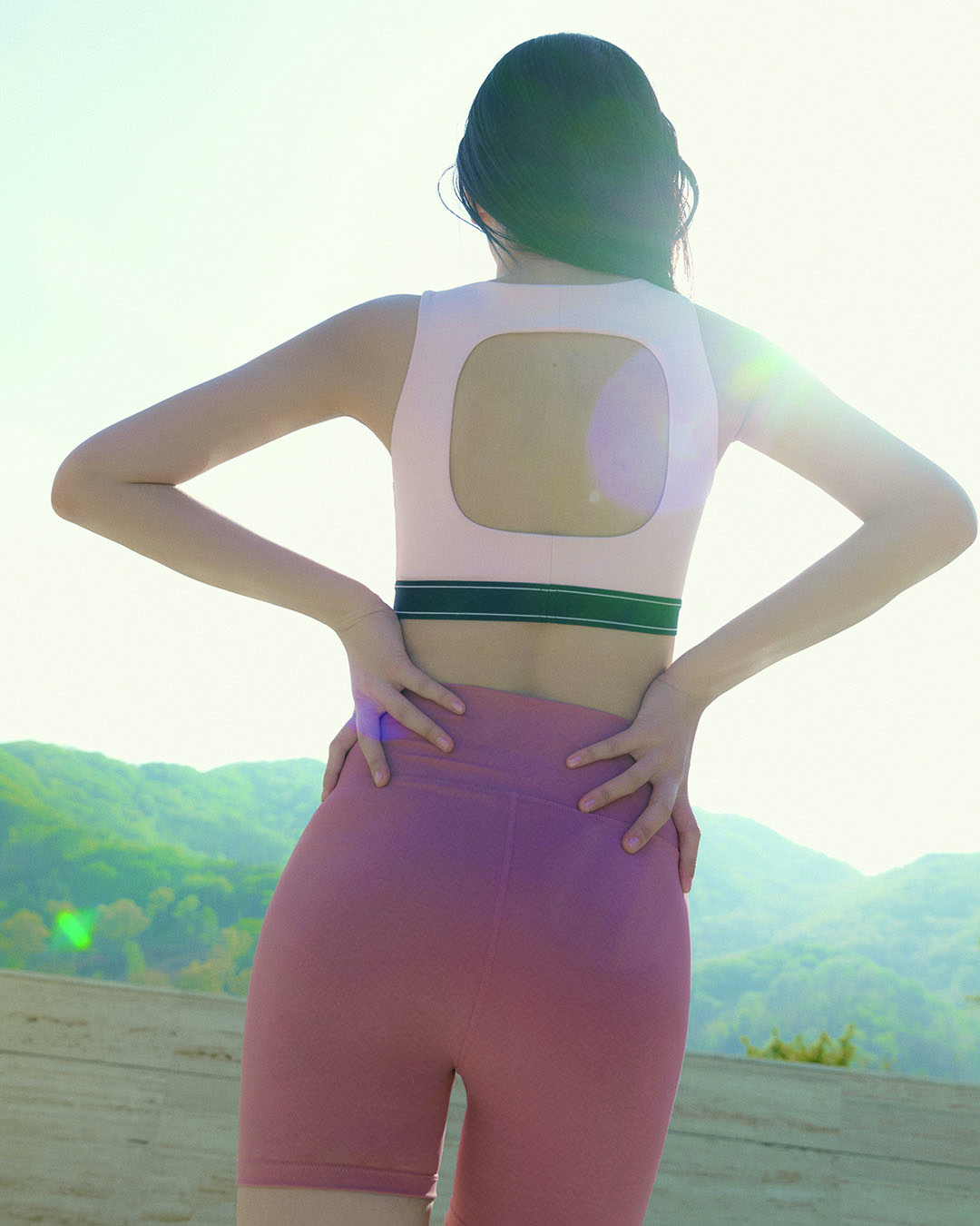 25년 여름 키워드🩷🤍웰니스웨어
프론투라인 25 여름 컬렉션으로 만나는🏃🏻‍♀️🧘🏻‍♀️멀티 아이템 #광고

웰니스 웨어 ‘프론투라인’이 제안하는 휴식부터 수영, 러닝까지 아우르는 바캉스 아이템을 소개합니다.

기능성과 스타일을 겸비한 이번 컬렉션은 시원한 쿨링, 포근한 테리 소재, 그리고 자외선과 염분에 강한 기능성 원단으로 실내에서는 물론 야외에서도 쾌적하게 착용 가능하며, 운동복과 스윔웨어를 넘나는 활용도로 여름을 자유롭게 만들어줍니다. 애슬레저와 리조트 무드가 가능한 프론투라인만의 웰니스 스타일을 만나보세요.

여름 컬렉션 출시를 기념해 ‘썸머 베케이션 세트’ 구매 시 할인, 사은품 이벤트도 6월 말까지 진행됩니다. 이미지10