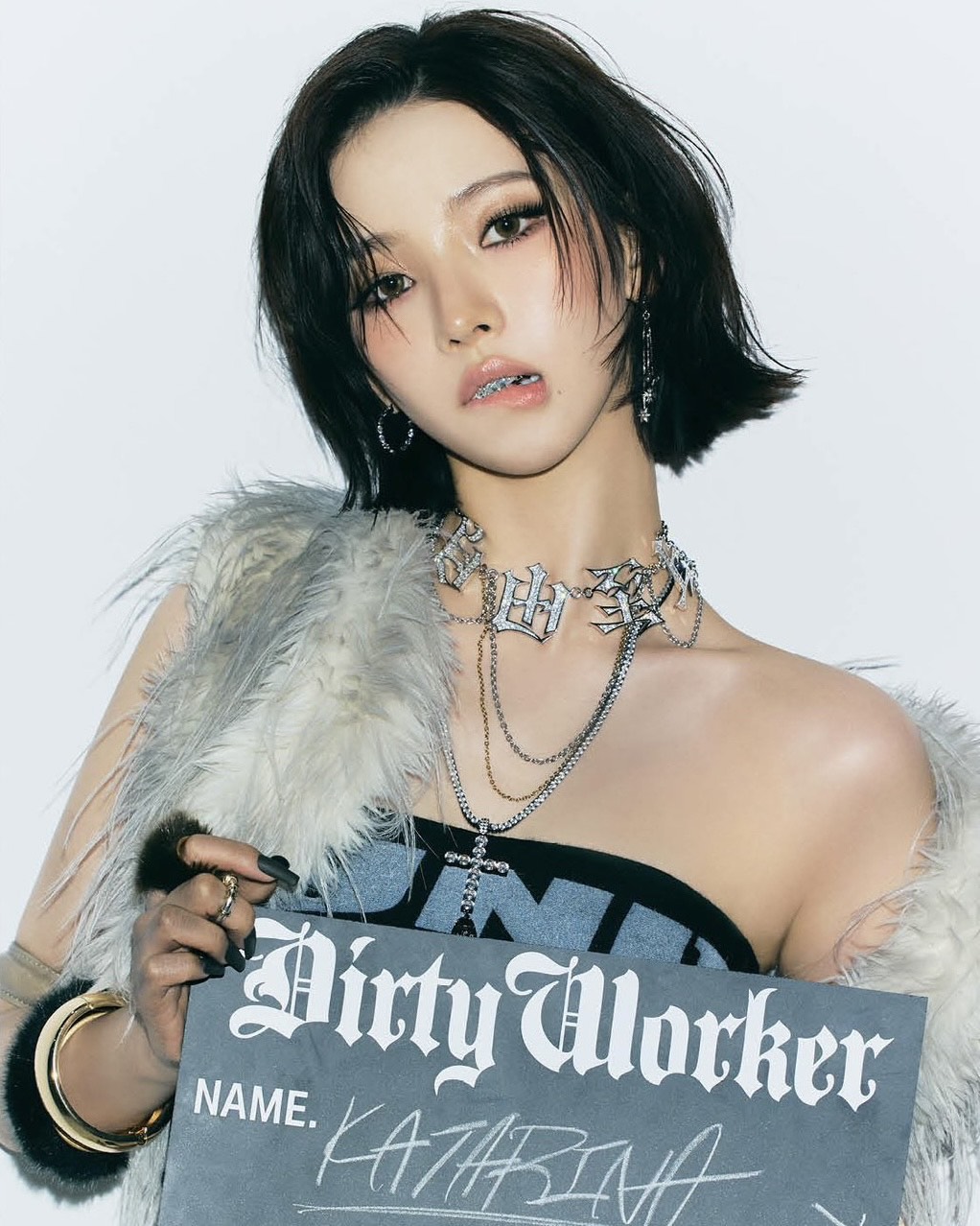 에스파 머그샷 이거 진짜인가요🫨
4인 4색 머그샷인데 왜 이렇게 예뻐🖤 이미지5