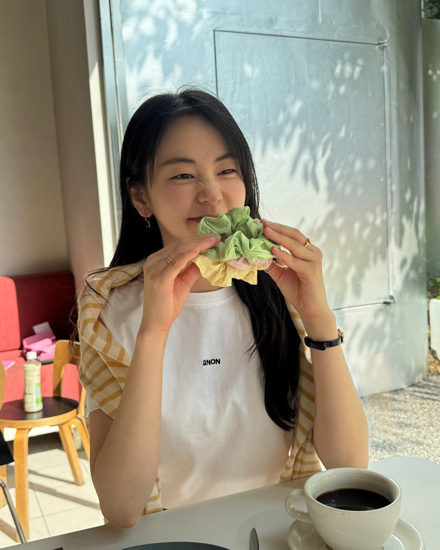 안소희의 내돈내산 목욕템🛁
촉촉함은 기본, 향기까지 완벽한 바디 제품

안소희가 직접 소개한 리얼 샤워 루틴 아이템들! 바디 제품에 진심이라면, 이 리스트 꼭 확인해보세요.🤍

1. 르노벨 젤메어 미네랄
사해 소금 입욕제로 피부를 매끄럽게 가꾸고, 진정·보습 효과 지속

2. 르노벨 아쿠아롬 오일 입욕제 (브라운·그레이)
• 브라운: 혈액순환·부종완화 효과의 디톡스 오일
• 그레이: 순환 촉진 및 심신 안정·숙면 유도하는 릴렉싱 오일

3. 엄마의 목욕탕 레시피 바디필링 패드
부드러운 각질 제거와 동시에 보습까지 가능한 필링템

4. 존슨즈 베이비 베드타임 로션
은은한 라벤더+비누향으로 편안하고 부드러운 로션

5. 바이레도 라튤립 바디워시·로션
튤립·프리지아·시클라멘 노트의 청초한 플로럴 향 이미지