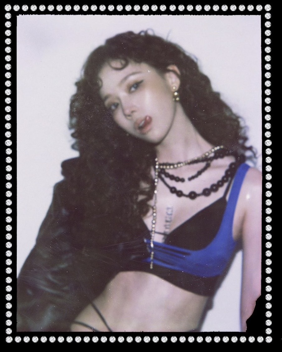 에스파 머그샷 이거 진짜인가요🫨
4인 4색 머그샷인데 왜 이렇게 예뻐🖤 이미지4