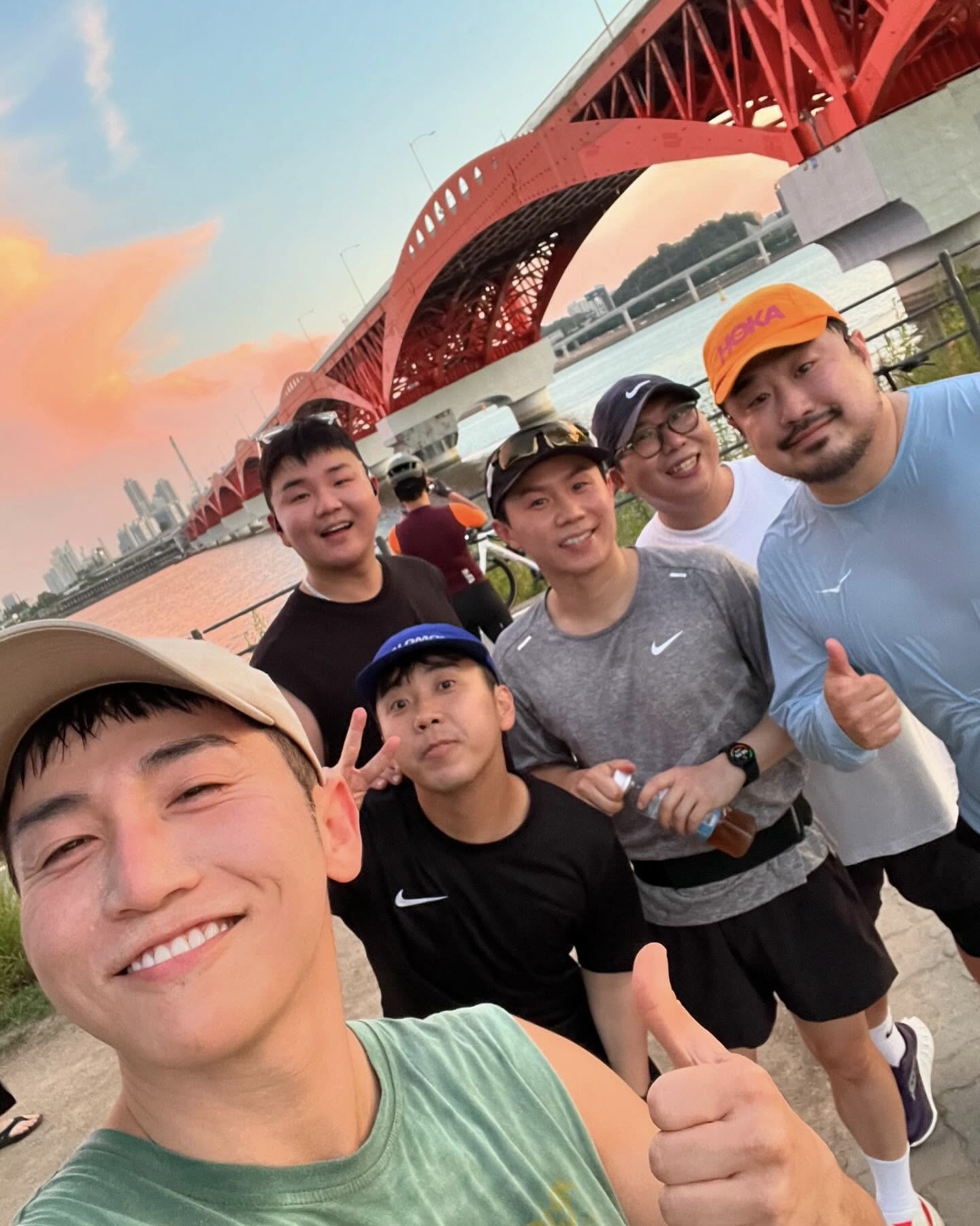 요즘 트렌드는 러닝크루!
여름에는 혼자말고 친구와 같이 러닝어때? 🏃🏃 이미지4
