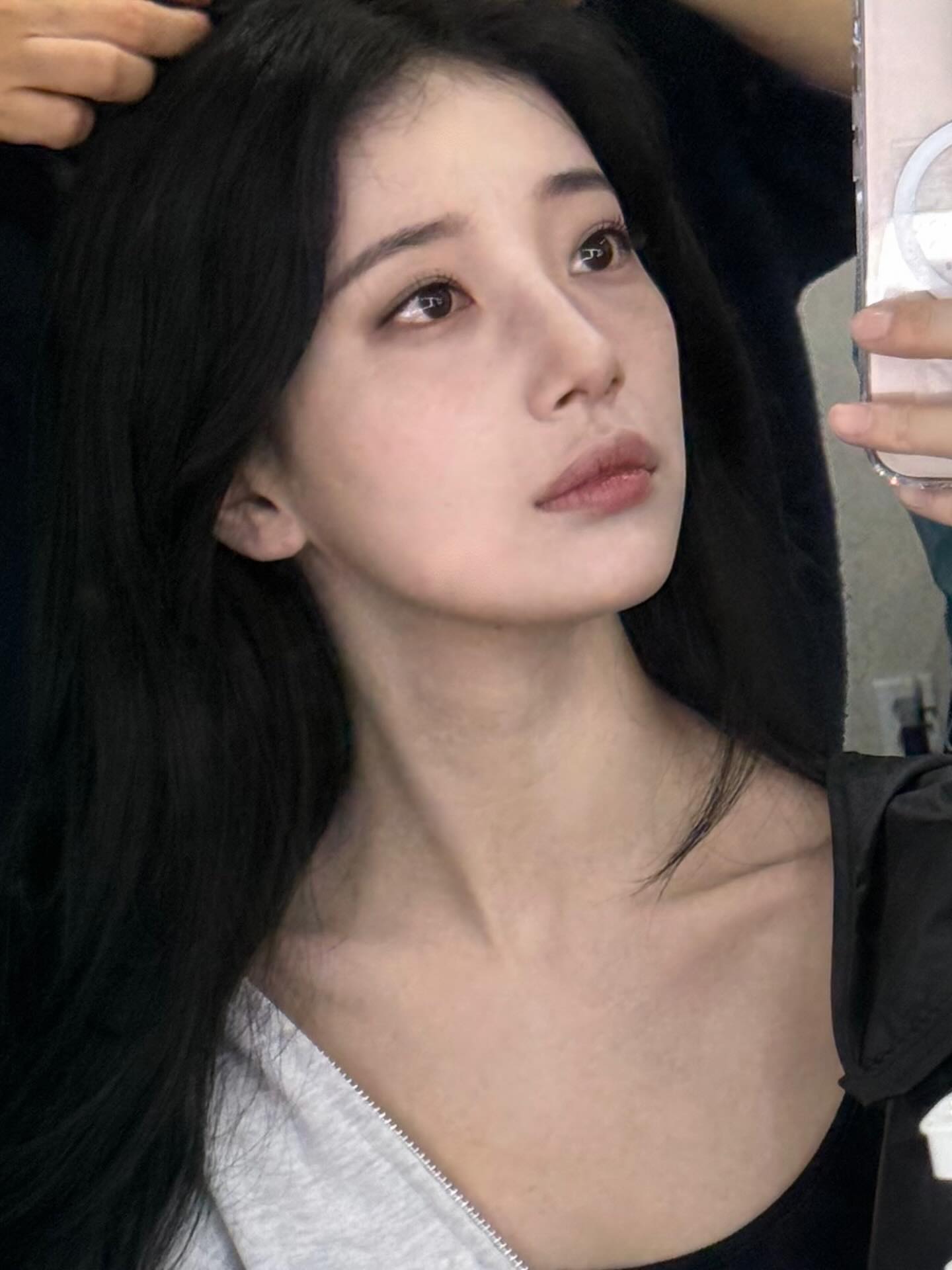 만화 찢고 나온 수지🖤
웹툰 현혹 '정화' 실사판 등장?!

네이버 웹툰 원작 <현혹>이 2026년 디즈니+에서 공개될 예정입니다. 수지는 극 중 뱀파이어 ‘송정화’ 역을 맡아, 원작과 놀라운 싱크로율을 보여주고 있는데요.

특히 메이크업은 웹툰 속 정화를 그대로 옮겨놓은 듯한 모습입니다. 웹툰과 현실의 경계를 허무는 수지의 정화, 지금 바로 만나보세요.🖤 이미지2