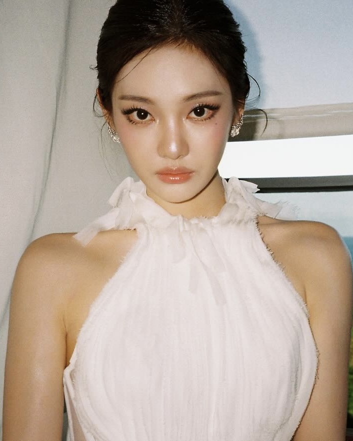중녀들의 미모 달란트❤️

걸그룹들 중 중국인 멤버들의 미모가 심상치 않습니다. 긴 머리에 뚜렷한 이목구비가 더해져 화려한 미인상을 보여주고 있는데요.

우아한 분위기 덕분에 ‘중녀’에 빠진 팬들이 하나둘 늘어나고 있죠.

그래서 준비한 걸그룹 중국인 대표 멤버들을 지금부터 소개해드릴게요.✨

1. 에스파 닝닝
2. 트리플에스 신위
3. 케플러 샤오팅 이미지4