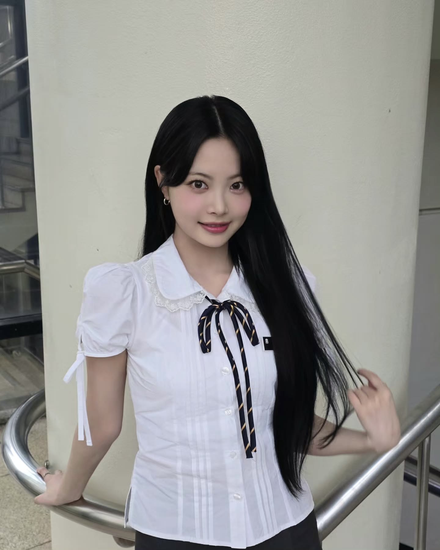 옷 두께가 얇다고 속지마🙅🏻♀️
옷 사기 전 소재부터 보고 장바구니에 넣으세요🛒💡
여름에 피해야 할 옷 소재, 이제 참고해서 입으세요.
1.나일론 100%
대부분 나일론 소재를 시원한 소재로 생각하지만, 사실 재질 특성상 땀 흡수와 통풍에 취약합니다. 여름에는 레이온 소재와 혼방된 제품을 선택해야 합니다. 이 소재는 인조 섬유 중 흡습성과 통기성이 좋아 여름에 착용하기 좋습니다.
2.폴리 100%
시중에는 폴리에스테르 소재인 상의가 가성비 있어 많이 구입하지만, 사실 답답한 소재입니다. 여름에는 모달 소재와 혼방된 폴리 소재를 찾아야 합니다. 소재 자체가 부드러워 단독으로 입기 좋고, 흡습성과 통기성이 좋아 시원하게 착용하기 좋습니다.
3.폴리 니트
여름에 살안타템으로 얇은 폴리 니트를 많이 착용하지만, 사실 주 소재가 나일론이나 폴리에스테르 소재인 제품이 많습니다. 더운 날씨에는 면 혼방 니트를 착용하는 것을 추천드립니다. 천연 섬유라서 부드럽고 흡습성이 우수하여 쾌적하게 입기 좋습니다. 이미지5