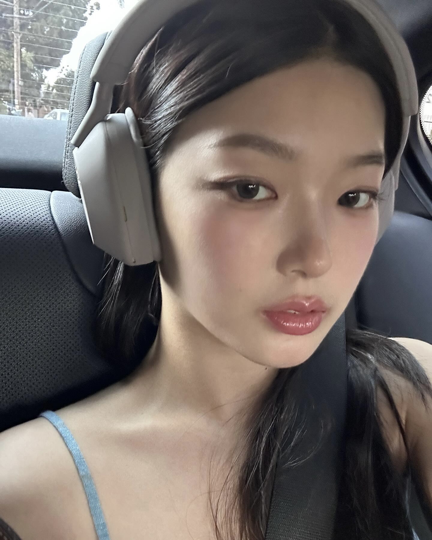 여름룩, 뭔가 허전하다면?
그 빈자리에 헤드폰 한 줌 추가해 감성까지 챙기세요🎧🎵 이미지