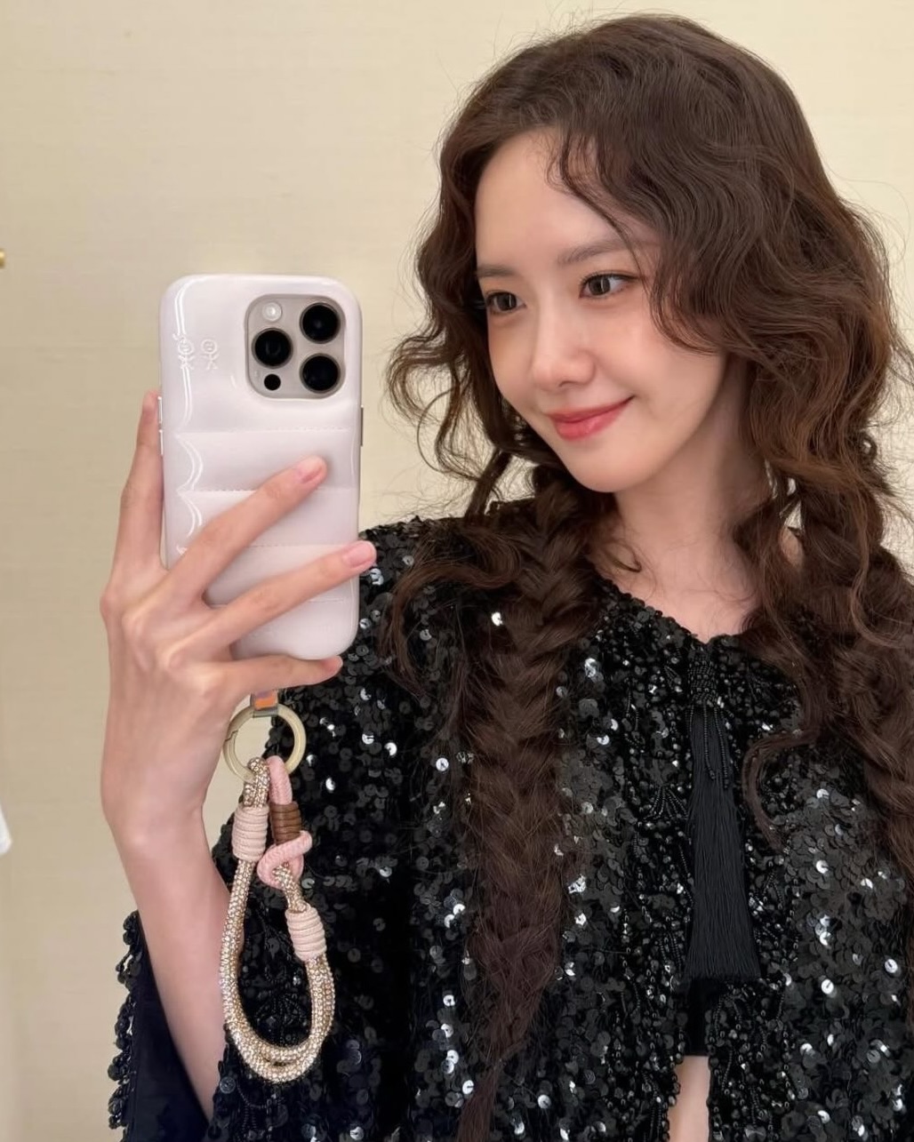 이 액세서리 분명히 뜹니다.✨❤️

최근 송혜교, 윤아, 전여빈의 사진 속엔 공통점이 있습니다. 바로 핸드폰 스트랩인데요. 언뜻 보면 밧줄처럼 보이기도 하는 이 아이템은 탈부착이 가능한 실용적인 로프형 스트랩입니다.

핸드폰을 떨어뜨릴 걱정을 덜어주면서 감성과 실용성을 모두 챙긴 이 액세서리는 앞으로 더 많은 주목을 받을 것으로 기대됩니다. 이미지