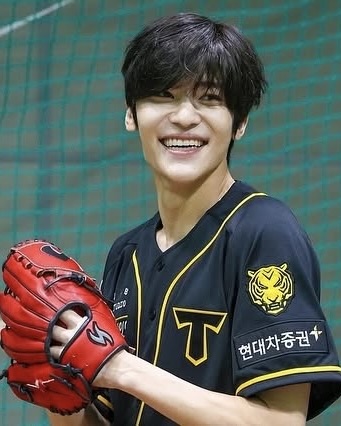 야구장 갔다가 이상형 본 썰📸
그날 시구짤이 아니라 남친짤이 됐어요❤️🫢 이미지8