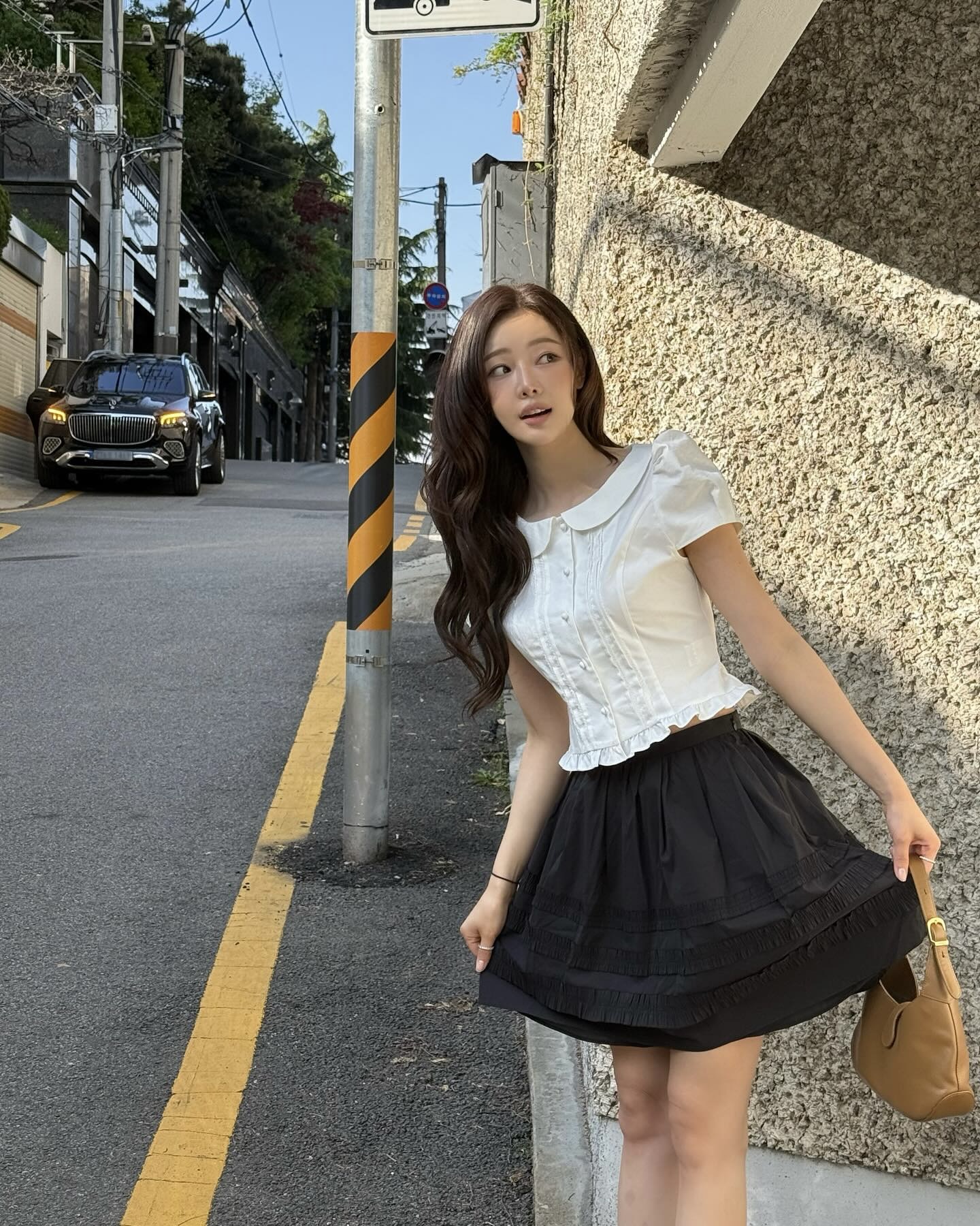 옷 두께가 얇다고 속지마🙅🏻♀️
옷 사기 전 소재부터 보고 장바구니에 넣으세요🛒💡
여름에 피해야 할 옷 소재, 이제 참고해서 입으세요.
1.나일론 100%
대부분 나일론 소재를 시원한 소재로 생각하지만, 사실 재질 특성상 땀 흡수와 통풍에 취약합니다. 여름에는 레이온 소재와 혼방된 제품을 선택해야 합니다. 이 소재는 인조 섬유 중 흡습성과 통기성이 좋아 여름에 착용하기 좋습니다.
2.폴리 100%
시중에는 폴리에스테르 소재인 상의가 가성비 있어 많이 구입하지만, 사실 답답한 소재입니다. 여름에는 모달 소재와 혼방된 폴리 소재를 찾아야 합니다. 소재 자체가 부드러워 단독으로 입기 좋고, 흡습성과 통기성이 좋아 시원하게 착용하기 좋습니다.
3.폴리 니트
여름에 살안타템으로 얇은 폴리 니트를 많이 착용하지만, 사실 주 소재가 나일론이나 폴리에스테르 소재인 제품이 많습니다. 더운 날씨에는 면 혼방 니트를 착용하는 것을 추천드립니다. 천연 섬유라서 부드럽고 흡습성이 우수하여 쾌적하게 입기 좋습니다. 이미지4