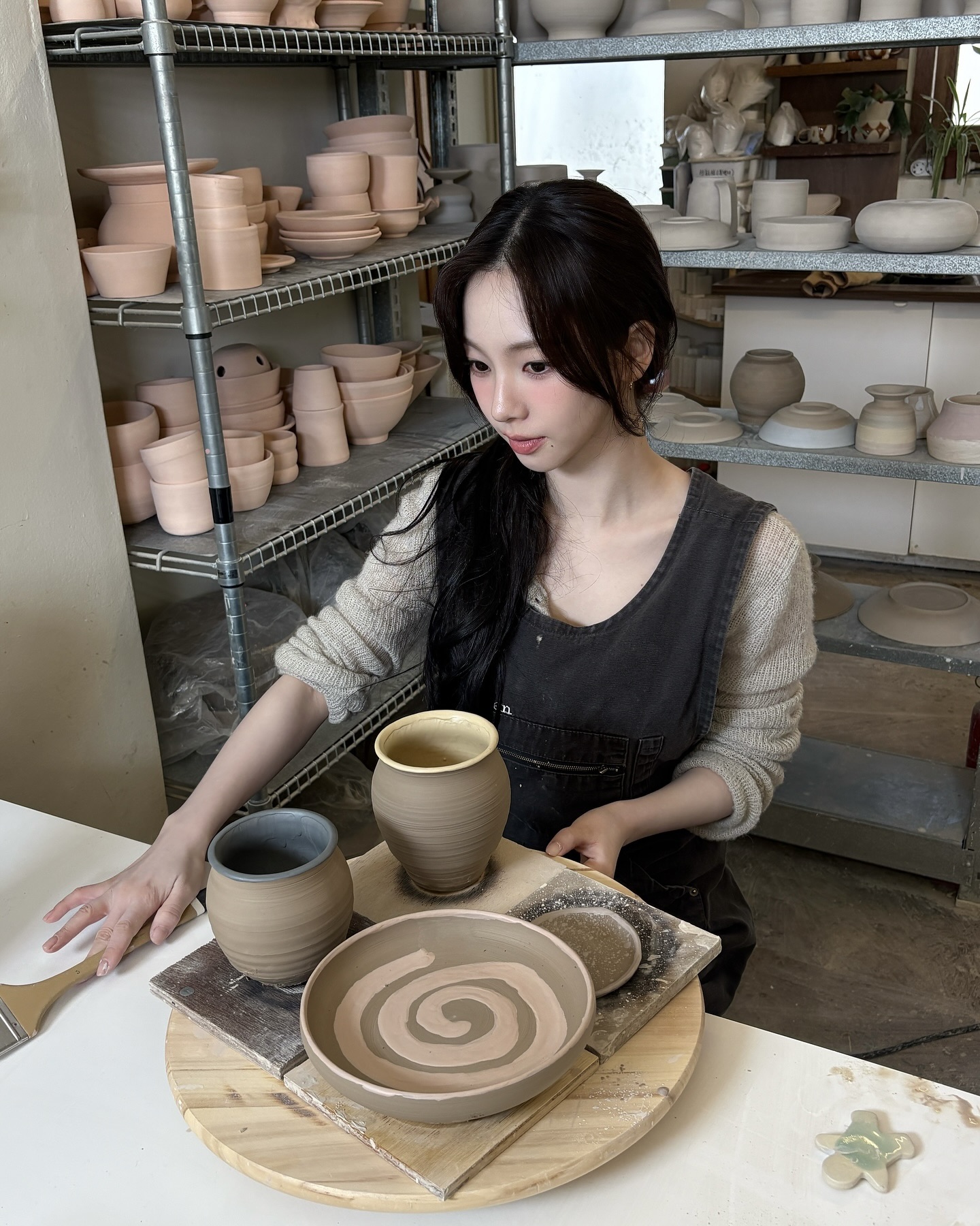 흐린 날씨, 데이트 장소 고민 중?🤔
실내 데이트 코스로 공방, 서점, 백화점은 어떨까요? 이미지