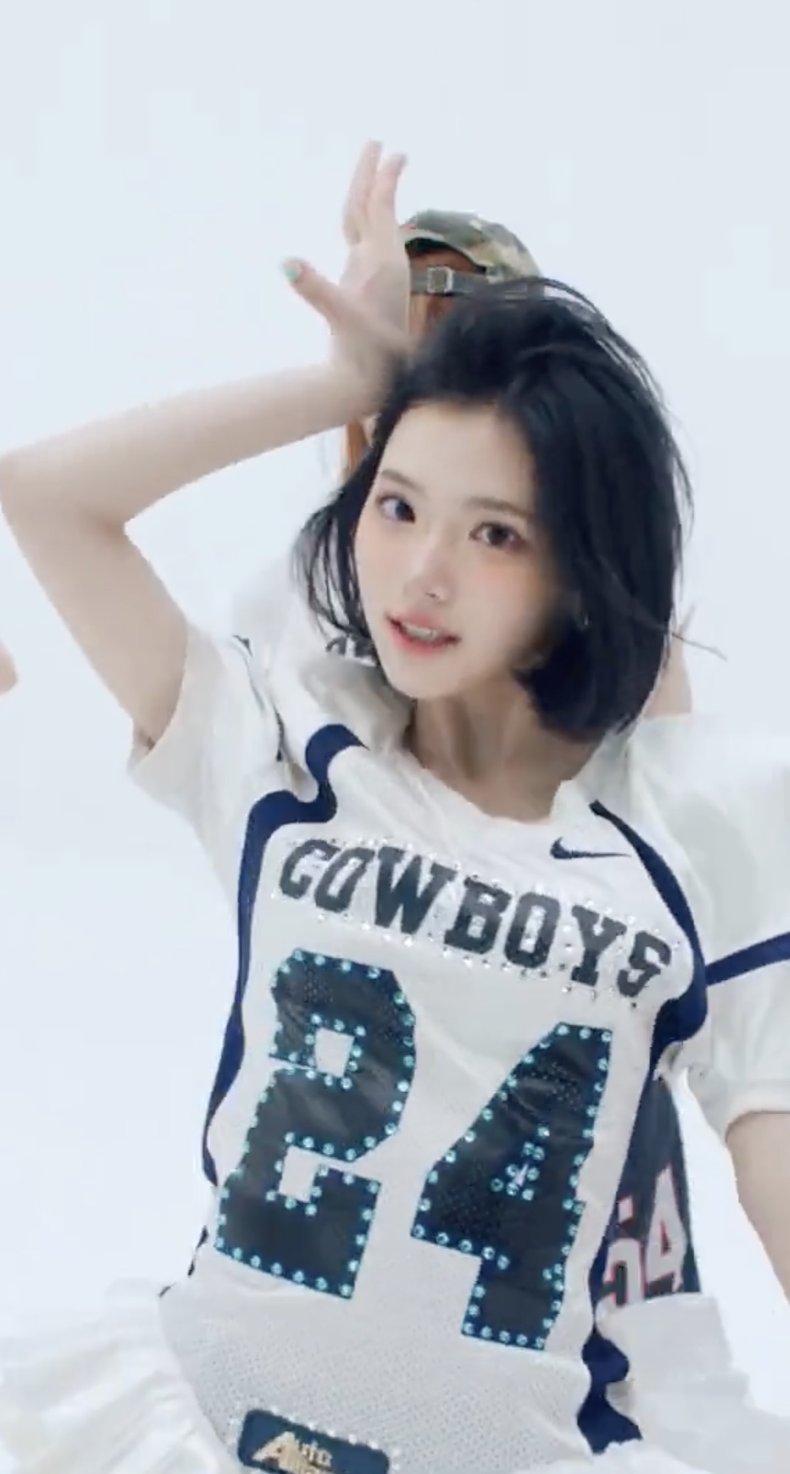 셔플 댄스 다시 보여줄 때가 왔다😎

최근 공개된 하츠투하츠 STYLE 뮤직비디오 속 낯익은 댄스가 보입니다. 그건 바로 ‘셔플 댄스’죠. 2010년대 초반 전 세계적으로 유행했던 댄스가 또다시 돌아왔는데요.

통통 튀는 하츠투하츠 음악에 맞춰, 다들 슬슬 몸 풀고 같이 춰 볼까요?❤️‍🔥 이미지