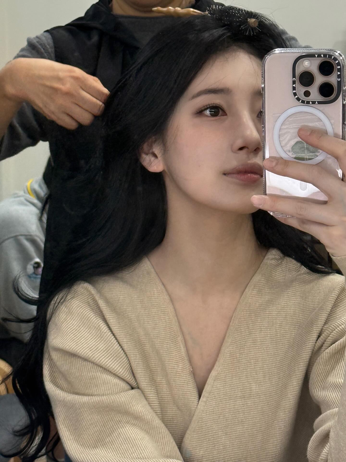 만화 찢고 나온 수지🖤
웹툰 현혹 '정화' 실사판 등장?!

네이버 웹툰 원작 <현혹>이 2026년 디즈니+에서 공개될 예정입니다. 수지는 극 중 뱀파이어 ‘송정화’ 역을 맡아, 원작과 놀라운 싱크로율을 보여주고 있는데요.

특히 메이크업은 웹툰 속 정화를 그대로 옮겨놓은 듯한 모습입니다. 웹툰과 현실의 경계를 허무는 수지의 정화, 지금 바로 만나보세요.🖤 이미지3