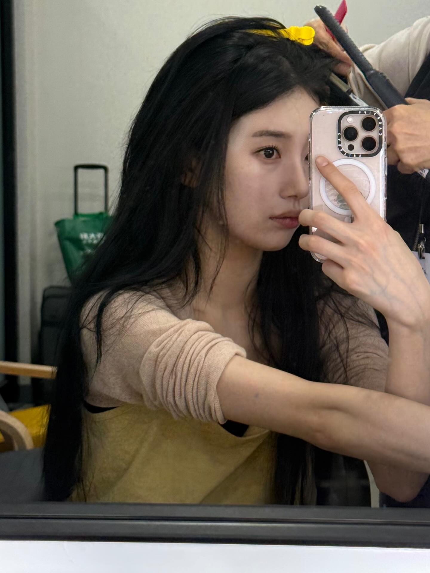 만화 찢고 나온 수지🖤
웹툰 현혹 '정화' 실사판 등장?!

네이버 웹툰 원작 <현혹>이 2026년 디즈니+에서 공개될 예정입니다. 수지는 극 중 뱀파이어 ‘송정화’ 역을 맡아, 원작과 놀라운 싱크로율을 보여주고 있는데요.

특히 메이크업은 웹툰 속 정화를 그대로 옮겨놓은 듯한 모습입니다. 웹툰과 현실의 경계를 허무는 수지의 정화, 지금 바로 만나보세요.🖤 이미지6