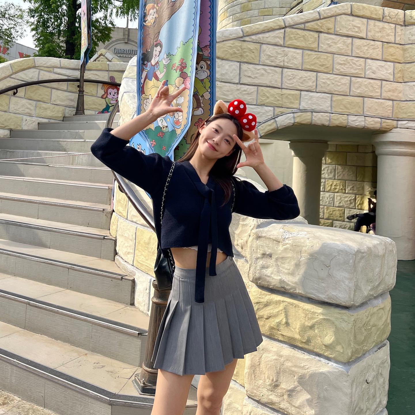 단정함과 발랄함 그 사이💗✨
지금부터 가을까지 쭉 입을 플리츠 스커트, 센스있게 즐겨보세요. 이미지8