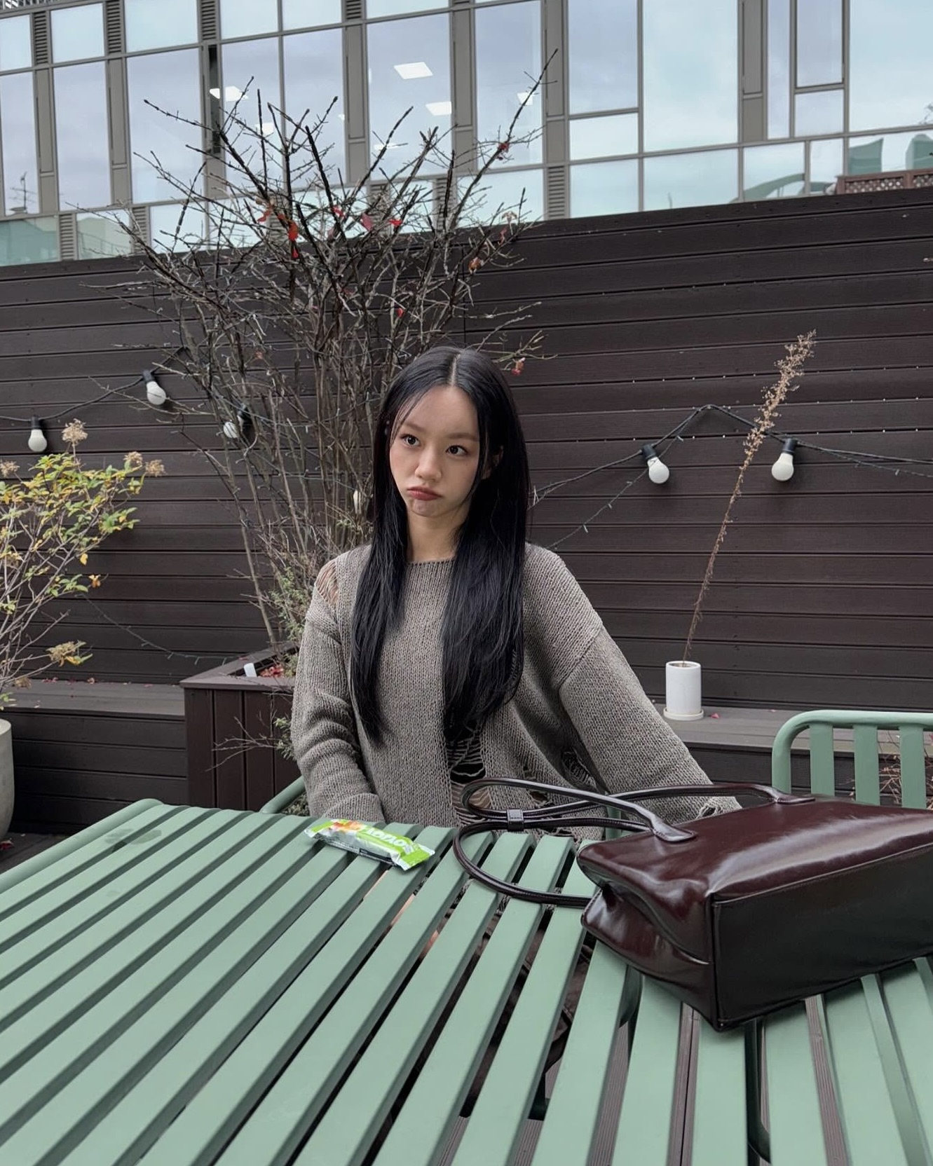 옷 두께가 얇다고 속지마🙅🏻♀️
옷 사기 전 소재부터 보고 장바구니에 넣으세요🛒💡
여름에 피해야 할 옷 소재, 이제 참고해서 입으세요.
1.나일론 100%
대부분 나일론 소재를 시원한 소재로 생각하지만, 사실 재질 특성상 땀 흡수와 통풍에 취약합니다. 여름에는 레이온 소재와 혼방된 제품을 선택해야 합니다. 이 소재는 인조 섬유 중 흡습성과 통기성이 좋아 여름에 착용하기 좋습니다.
2.폴리 100%
시중에는 폴리에스테르 소재인 상의가 가성비 있어 많이 구입하지만, 사실 답답한 소재입니다. 여름에는 모달 소재와 혼방된 폴리 소재를 찾아야 합니다. 소재 자체가 부드러워 단독으로 입기 좋고, 흡습성과 통기성이 좋아 시원하게 착용하기 좋습니다.
3.폴리 니트
여름에 살안타템으로 얇은 폴리 니트를 많이 착용하지만, 사실 주 소재가 나일론이나 폴리에스테르 소재인 제품이 많습니다. 더운 날씨에는 면 혼방 니트를 착용하는 것을 추천드립니다. 천연 섬유라서 부드럽고 흡습성이 우수하여 쾌적하게 입기 좋습니다. 이미지9