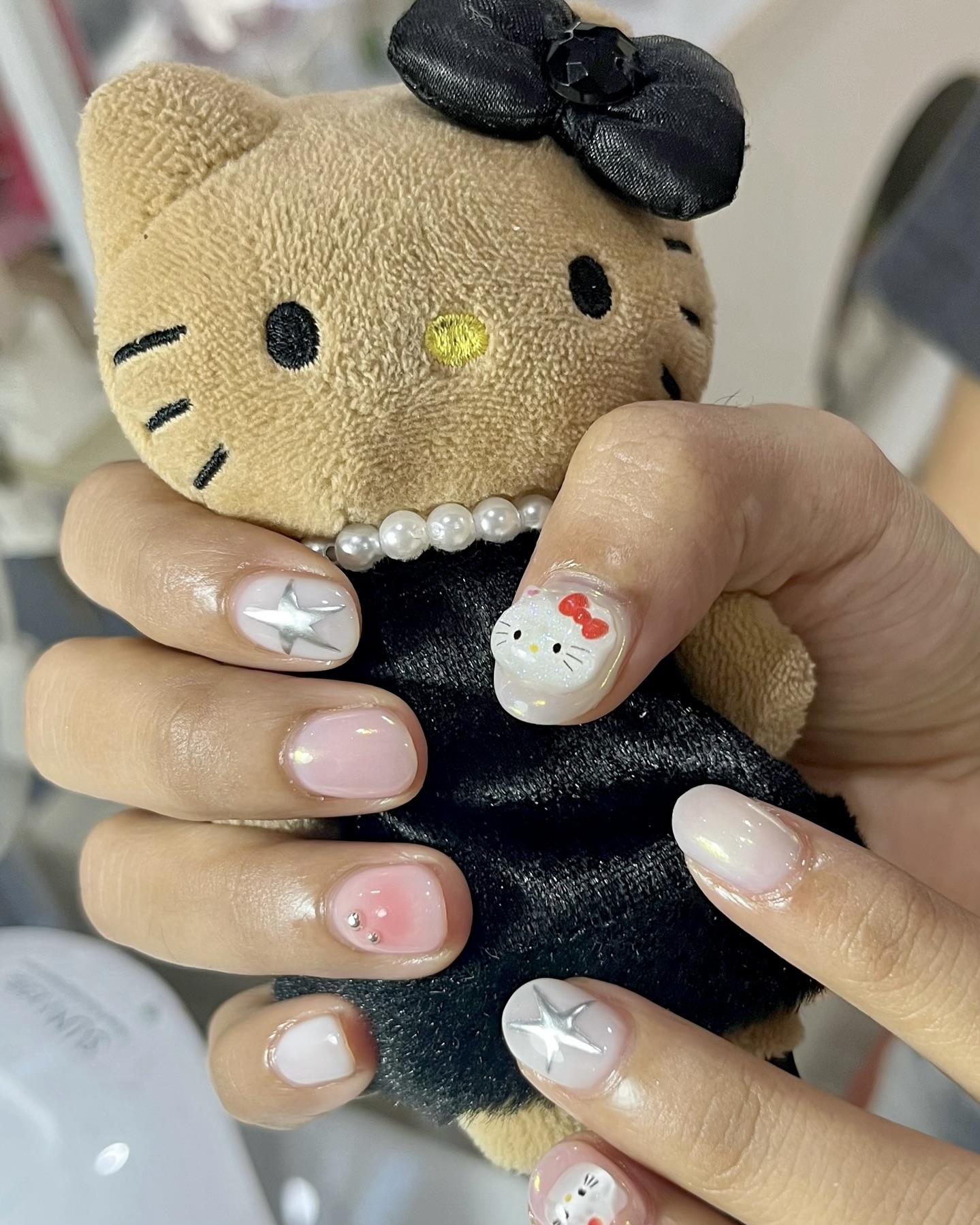 헬로키티 네일 끝판왕💅
귀엽고 과감하게, 키티 덕후라면 저장 필수💘 이미지5