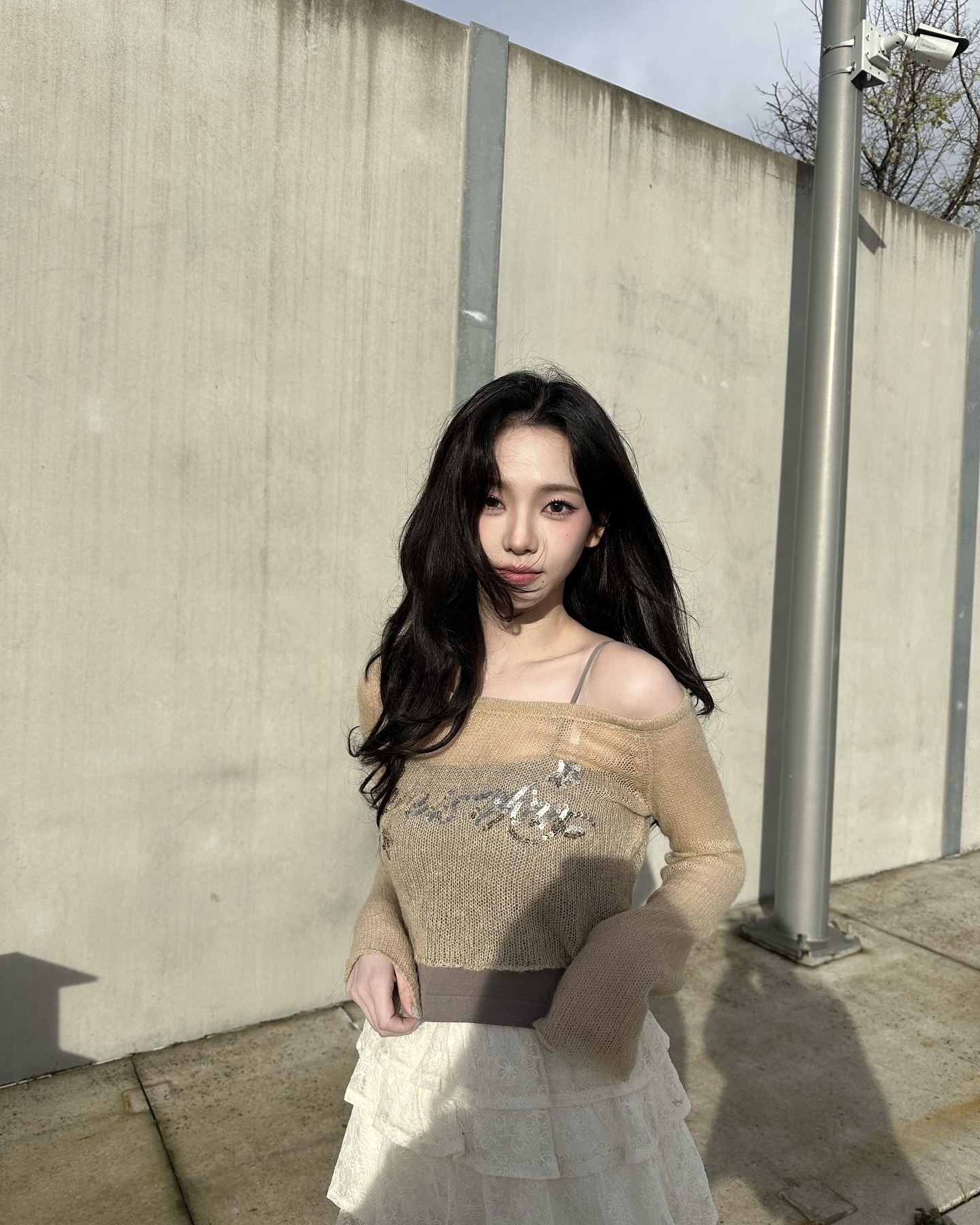 옷 두께가 얇다고 속지마🙅🏻‍♀️
옷 사기 전 소재부터 보고 장바구니에 넣으세요🛒💡

여름에 피해야 할 옷 소재, 이제 참고해서 입으세요.

1.나일론 100%
대부분 나일론 소재를 시원한 소재로 생각하지만, 사실 재질 특성상 땀 흡수와 통풍에 취약합니다. 여름에는 레이온 소재와 혼방된 제품을 선택해야 합니다. 이 소재는 인조 섬유 중 흡습성과 통기성이 좋아 여름에 착용하기 좋습니다.

2.폴리 100%
시중에는 폴리에스테르 소재인 상의가 가성비 있어 많이 구입하지만, 사실 답답한 소재입니다. 여름에는 모달 소재와 혼방된 폴리 소재를 찾아야 합니다. 소재 자체가 부드러워 단독으로 입기 좋고, 흡습성과 통기성이 좋아 시원하게 착용하기 좋습니다.

3.폴리 니트
여름에 살안타템으로 얇은 폴리 니트를 많이 착용하지만, 사실 주 소재가 나일론이나 폴리에스테르 소재인 제품이 많습니다. 더운 날씨에는 면 혼방 니트를 착용하는 것을 추천드립니다. 천연 섬유라서 부드럽고 흡습성이 우수하여 쾌적하게 입기 좋습니다. 이미지