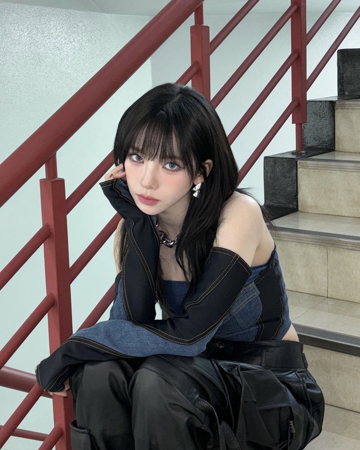 그 앞머리, 아직도 유지 중이세요?😔
이제 앞머리 트렌드 체크할 타이밍이에요.

시스루뱅 말고 색다른 앞머리 스타일 3가지를 소개합니다.

1. 버킨뱅
버킹뱅 스타일은 제인 버킨의 시그니처 앞머리 스타일입니다. 일자로 떨어지는 앞머리가 아닌, 자연스러운 층과 흐트러짐이 포인트로 빈티지하면서 내추럴한 무드를 자아냅니다. 긴 얼굴형을 보완해 주며, 레이어드 컷과 잘 어울려서 같이 시도해 보는 걸 추천드립니다.

2.소프트 풀뱅
소프트 풀뱅은 일반 풀뱅보다 앞머리 양이 적어 훨씬 더 가볍고 청순한 인상을 줍니다. 특히 얼굴이 긴 사람에게 잘 어울리는 스타일로, 자연스럽게 이마를 커버하면서 길이를 짧게 연출해 줍니다. 또렷한 인상을 완성시키고 싶은 분들께 추천드립니다.

3. 트위티 뱅
최근 연예인 사이에 자주 보이는 트위티 뱅은 잔머리 펌이라고도 불리는 스타일입니다. 머리를 묶거나 넘길 때 잔머리 표현으로 자연스럽게 이마를 커버해 주고 귀여운 느낌이 있어 어려 보이게 합니다.  이미지