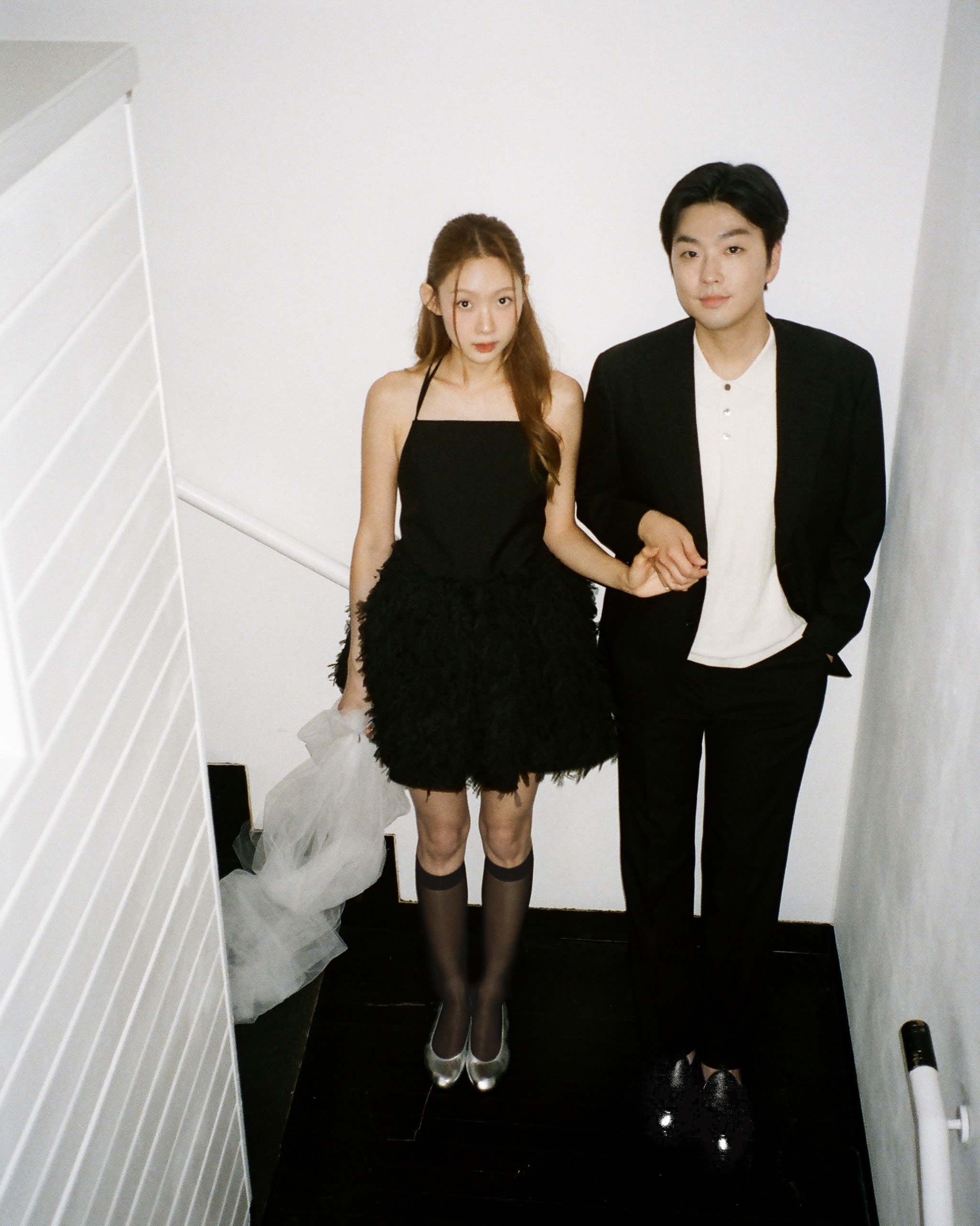 셀프웨딩 준비 중?🙋🏻♀️👰🏻♀️신발 정보요!
쿠에른 x 젤라비 웨딩으로 체크하는🤍🖤플랫슈즈 4가지 체크
셀프웨딩에 필요한 슈즈? 끝나도 계속 신는 4가지 참고하세요.
세
1. 로마 11 레이스업 플랫 - 퓨어 화이트
화이트 드레스에 우아하게 잘 매칭되는 레이스업 플랫 화이트 입니다. 리본과 드레이프 디테일로 어느 코디든 잘 어울립니다.
2. 발렌시아 14 발레리나 - 블랙
시크한 블랙 드레스에 드라이빙 슈즈를 매칭하면 부드러운 여성미를 더해줍니다. 자연 속 촬영에서도 내추럴한 무드를 낼 수 있습니다.
3. 로마 06 발레 플랫 - 실버
은은한 광택의 메탈릭 슈즈는 룩 전체에 세련된 포인트를 더합니다. 필름사진처럼 감성적 분위기를 남기고 싶을 때 활용해보세요.
4. 에즈 03 샌들 - 블랙
데님과 잘 어울려 캐주얼 컨셉 촬영에 활용하기 좋은 블랙 레더 샌들은 쿠션과 스트랩, 밴딩 디테일로 장시간 촬영에도 편안합니다. 이미지7