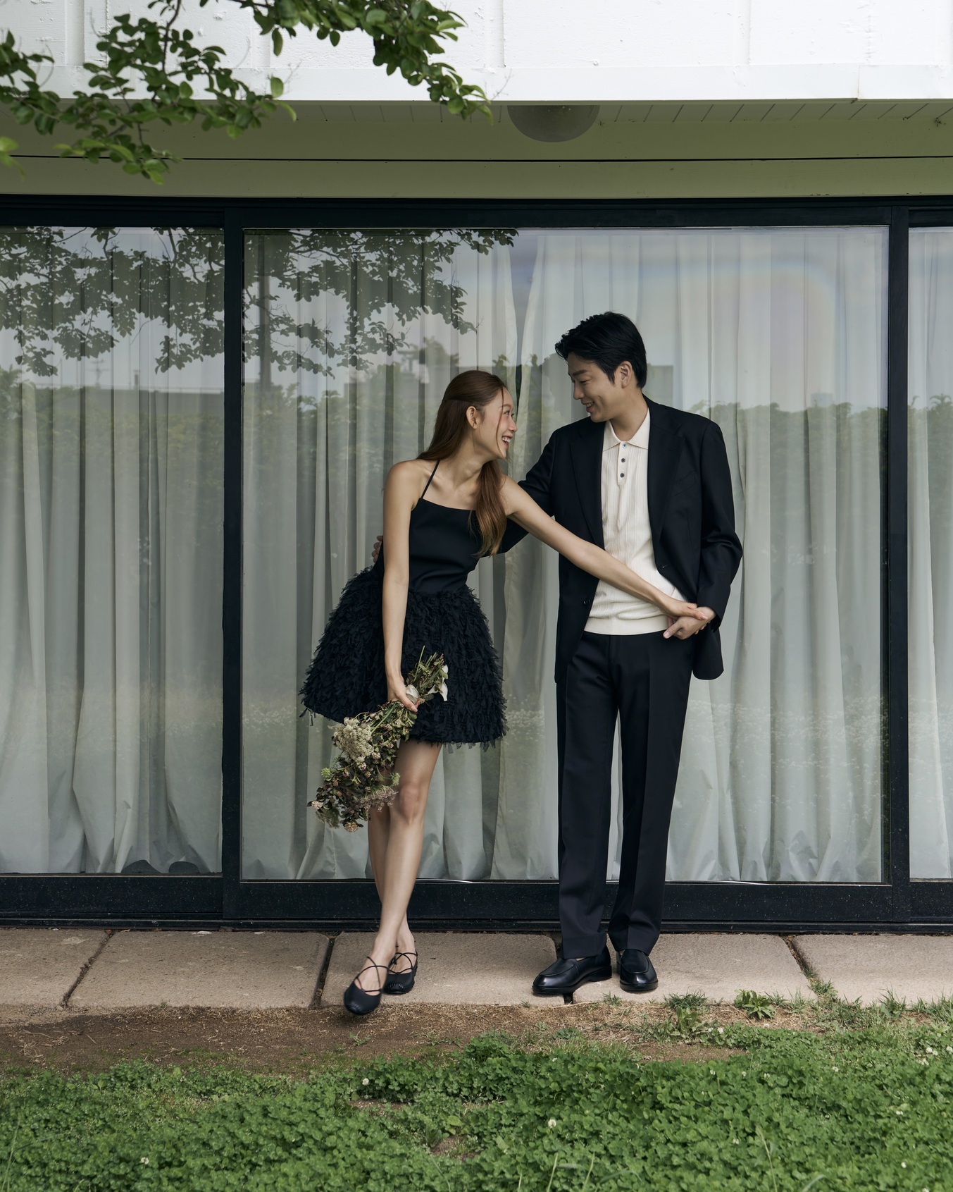 셀프웨딩 준비 중?🙋🏻♀️👰🏻♀️신발 정보요!
쿠에른 x 젤라비 웨딩으로 체크하는🤍🖤플랫슈즈 4가지 체크
셀프웨딩에 필요한 슈즈? 끝나도 계속 신는 4가지 참고하세요.
세
1. 로마 11 레이스업 플랫 - 퓨어 화이트
화이트 드레스에 우아하게 잘 매칭되는 레이스업 플랫 화이트 입니다. 리본과 드레이프 디테일로 어느 코디든 잘 어울립니다.
2. 발렌시아 14 발레리나 - 블랙
시크한 블랙 드레스에 드라이빙 슈즈를 매칭하면 부드러운 여성미를 더해줍니다. 자연 속 촬영에서도 내추럴한 무드를 낼 수 있습니다.
3. 로마 06 발레 플랫 - 실버
은은한 광택의 메탈릭 슈즈는 룩 전체에 세련된 포인트를 더합니다. 필름사진처럼 감성적 분위기를 남기고 싶을 때 활용해보세요.
4. 에즈 03 샌들 - 블랙
데님과 잘 어울려 캐주얼 컨셉 촬영에 활용하기 좋은 블랙 레더 샌들은 쿠션과 스트랩, 밴딩 디테일로 장시간 촬영에도 편안합니다. 이미지4