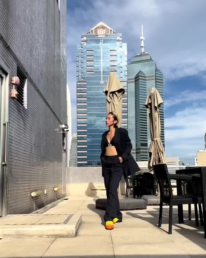 아 쿄카통 와...❤️‍🔥
당신은 한국인 여자친구가 필요하다.

수트에 브라탑, 그리고 스포티한 스니커즈로 스타일링한 쿄카의 센스🩶 따라하고 싶은 쿄카의 스타일링 정보, 지금 바로 확인해보세요.

1. 캘빈클라인 96 트라이앵글 비키니 탑 블랙
2. 나이키 x 마틴 로즈 MII 자켓 블루
3. 나이키 x 마틴 로즈 MII 트라우저 블루
4. 나이키 x 마틴 로즈 샥스 MR4 세이프티 오렌지 이미지