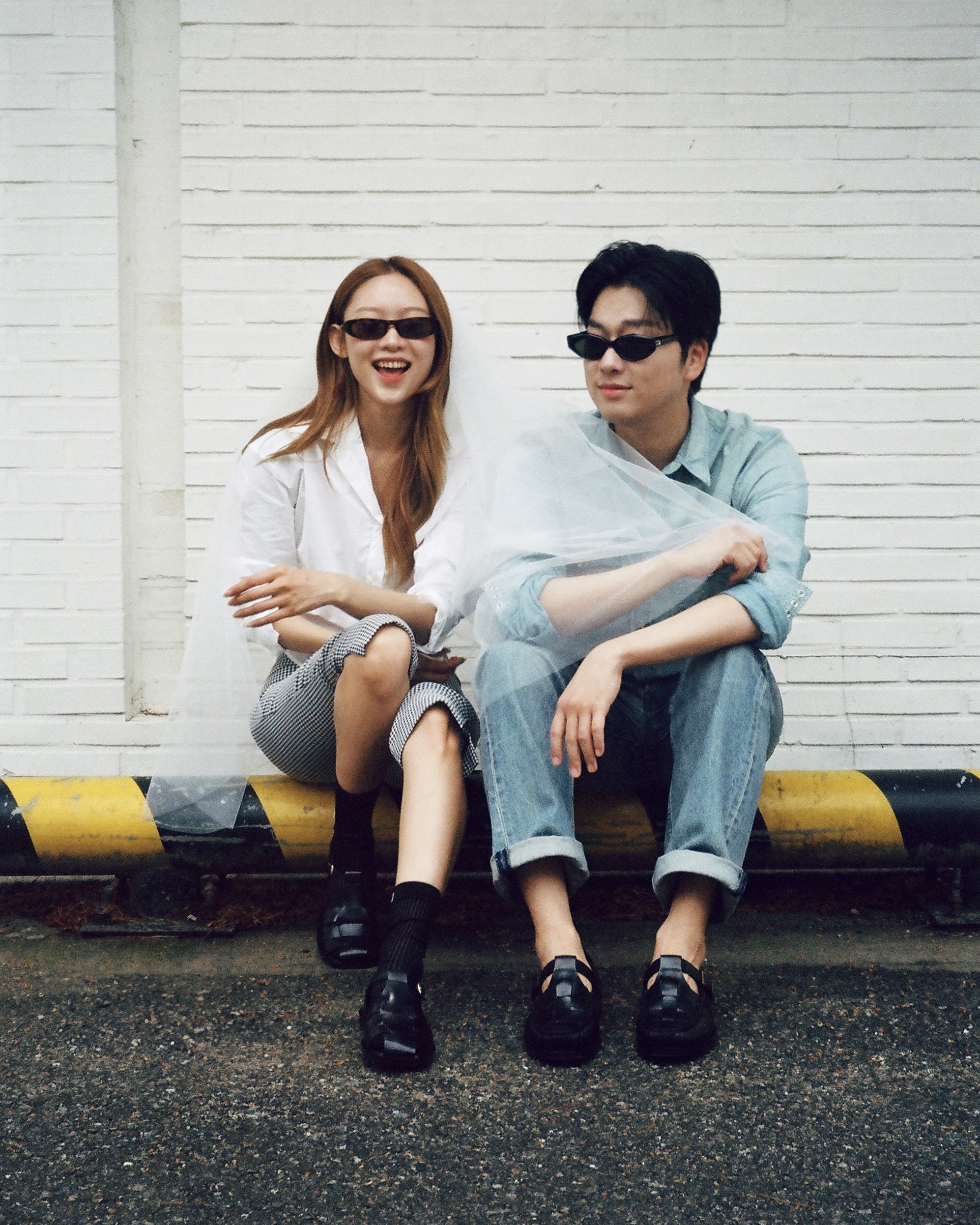 셀프웨딩 준비 중?🙋🏻♀️👰🏻♀️신발 정보요!
쿠에른 x 젤라비 웨딩으로 체크하는🤍🖤플랫슈즈 4가지 체크
셀프웨딩에 필요한 슈즈? 끝나도 계속 신는 4가지 참고하세요.
세
1. 로마 11 레이스업 플랫 - 퓨어 화이트
화이트 드레스에 우아하게 잘 매칭되는 레이스업 플랫 화이트 입니다. 리본과 드레이프 디테일로 어느 코디든 잘 어울립니다.
2. 발렌시아 14 발레리나 - 블랙
시크한 블랙 드레스에 드라이빙 슈즈를 매칭하면 부드러운 여성미를 더해줍니다. 자연 속 촬영에서도 내추럴한 무드를 낼 수 있습니다.
3. 로마 06 발레 플랫 - 실버
은은한 광택의 메탈릭 슈즈는 룩 전체에 세련된 포인트를 더합니다. 필름사진처럼 감성적 분위기를 남기고 싶을 때 활용해보세요.
4. 에즈 03 샌들 - 블랙
데님과 잘 어울려 캐주얼 컨셉 촬영에 활용하기 좋은 블랙 레더 샌들은 쿠션과 스트랩, 밴딩 디테일로 장시간 촬영에도 편안합니다. 이미지9