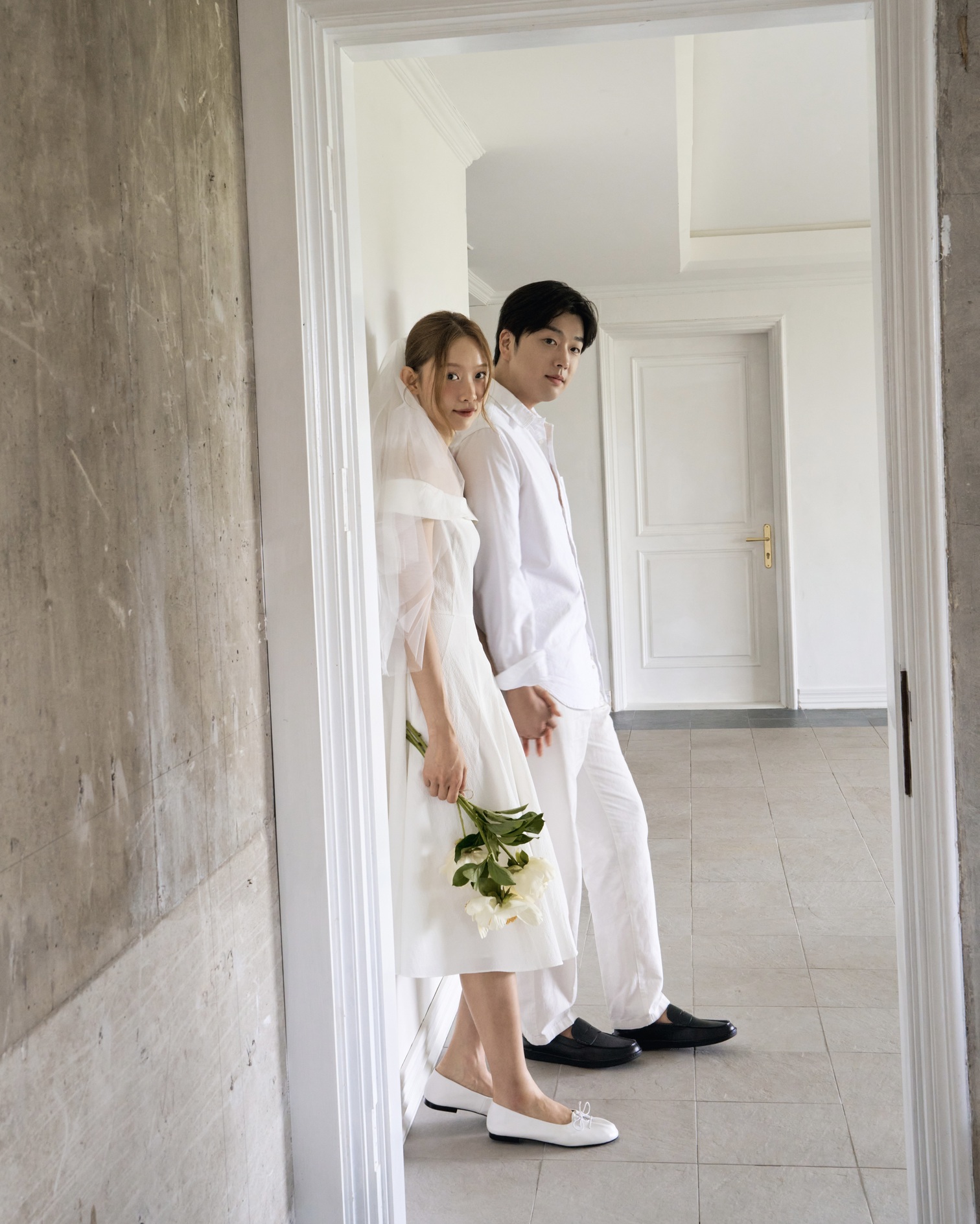 셀프웨딩 준비 중?🙋🏻♀️👰🏻♀️신발 정보요!
쿠에른 x 젤라비 웨딩으로 체크하는🤍🖤플랫슈즈 4가지 체크
셀프웨딩에 필요한 슈즈? 끝나도 계속 신는 4가지 참고하세요.
세
1. 로마 11 레이스업 플랫 - 퓨어 화이트
화이트 드레스에 우아하게 잘 매칭되는 레이스업 플랫 화이트 입니다. 리본과 드레이프 디테일로 어느 코디든 잘 어울립니다.
2. 발렌시아 14 발레리나 - 블랙
시크한 블랙 드레스에 드라이빙 슈즈를 매칭하면 부드러운 여성미를 더해줍니다. 자연 속 촬영에서도 내추럴한 무드를 낼 수 있습니다.
3. 로마 06 발레 플랫 - 실버
은은한 광택의 메탈릭 슈즈는 룩 전체에 세련된 포인트를 더합니다. 필름사진처럼 감성적 분위기를 남기고 싶을 때 활용해보세요.
4. 에즈 03 샌들 - 블랙
데님과 잘 어울려 캐주얼 컨셉 촬영에 활용하기 좋은 블랙 레더 샌들은 쿠션과 스트랩, 밴딩 디테일로 장시간 촬영에도 편안합니다. 이미지2