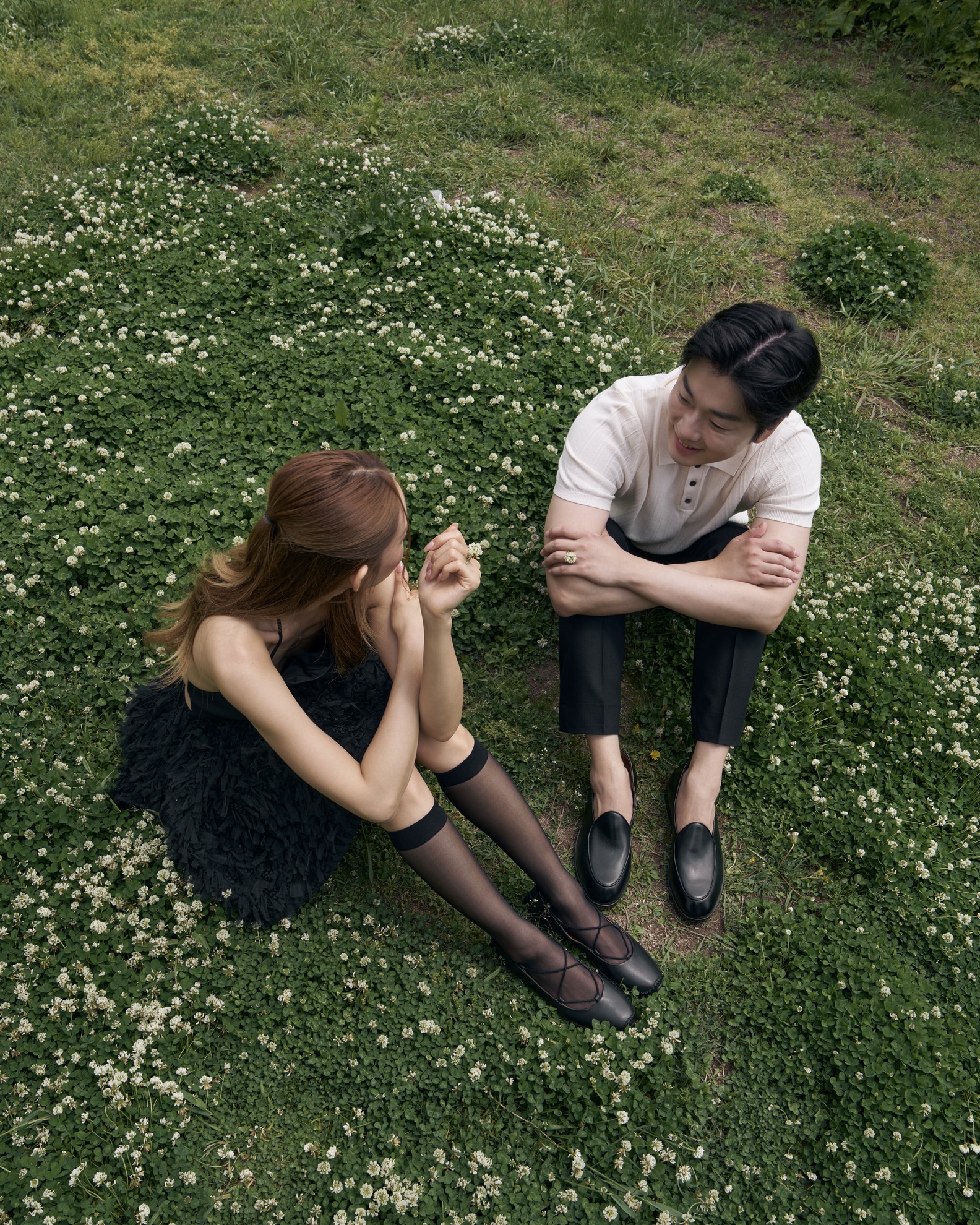 셀프웨딩 준비 중?🙋🏻♀️👰🏻♀️신발 정보요!
쿠에른 x 젤라비 웨딩으로 체크하는🤍🖤플랫슈즈 4가지 체크
셀프웨딩에 필요한 슈즈? 끝나도 계속 신는 4가지 참고하세요.
세
1. 로마 11 레이스업 플랫 - 퓨어 화이트
화이트 드레스에 우아하게 잘 매칭되는 레이스업 플랫 화이트 입니다. 리본과 드레이프 디테일로 어느 코디든 잘 어울립니다.
2. 발렌시아 14 발레리나 - 블랙
시크한 블랙 드레스에 드라이빙 슈즈를 매칭하면 부드러운 여성미를 더해줍니다. 자연 속 촬영에서도 내추럴한 무드를 낼 수 있습니다.
3. 로마 06 발레 플랫 - 실버
은은한 광택의 메탈릭 슈즈는 룩 전체에 세련된 포인트를 더합니다. 필름사진처럼 감성적 분위기를 남기고 싶을 때 활용해보세요.
4. 에즈 03 샌들 - 블랙
데님과 잘 어울려 캐주얼 컨셉 촬영에 활용하기 좋은 블랙 레더 샌들은 쿠션과 스트랩, 밴딩 디테일로 장시간 촬영에도 편안합니다. 이미지5