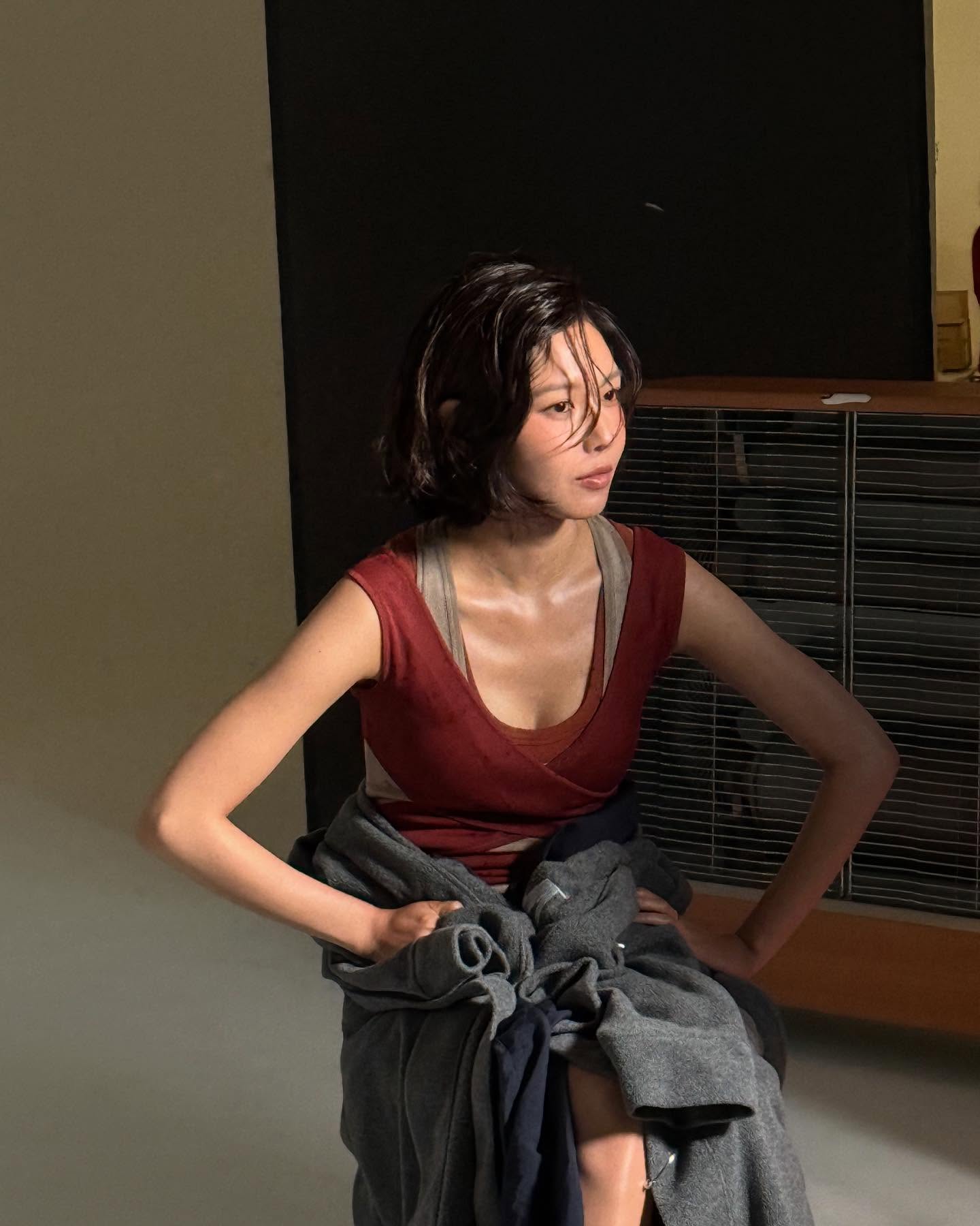 최수영의 왓츠 인 마이 백🛍️
가방 속 찐 애정템, 하나씩 꺼내볼까요?

평소 수영이 직접 들고 다니는 리얼 아이템만 모았습니다. 실용성과 애정이 모두 담긴 제품들, 지금 확인해보세요.✨

1. 산타 마리아 노벨라 매그놀리아 오 드 퍼퓸
2. 헤라 센슈얼 누드 밤, 본 프리
3. 풀리오 목·어깨 마사지기
4. 닥터에어 엑서건 하이퍼 마사지건 이미지