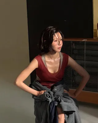 최수영의 왓츠 인 마이 백🛍️ 가방 속 찐 애정템, 하나씩 꺼내볼까요? 평소 수영이 직접 들고 다니는 리얼 아이템만 모았습니다. 실용성과 애정이 모두 담긴 제품들, 지금 확인해보세요.✨ 1. 산타 마리아 노벨라 매그놀리아 오 드 퍼퓸 2. 헤라 센슈얼 누드 밤, 본 프리 3. 풀리오 목·어깨 마사지기 4. 닥터에어 엑서건 하이퍼 마사지건 이미지