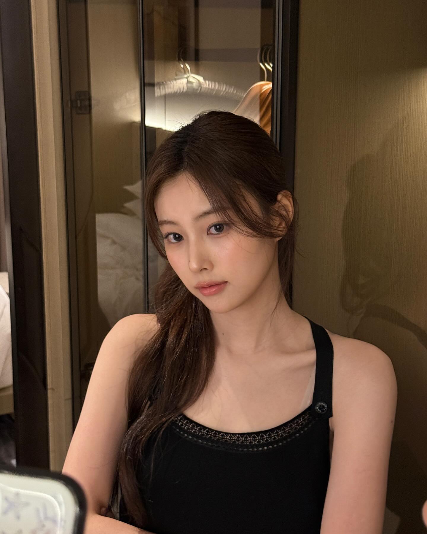 승모근 가려주는 홀터넥 못 참지🩵
어깨라인 정리돼서 상체 보완템으로 딱이에요.🤭 이미지5